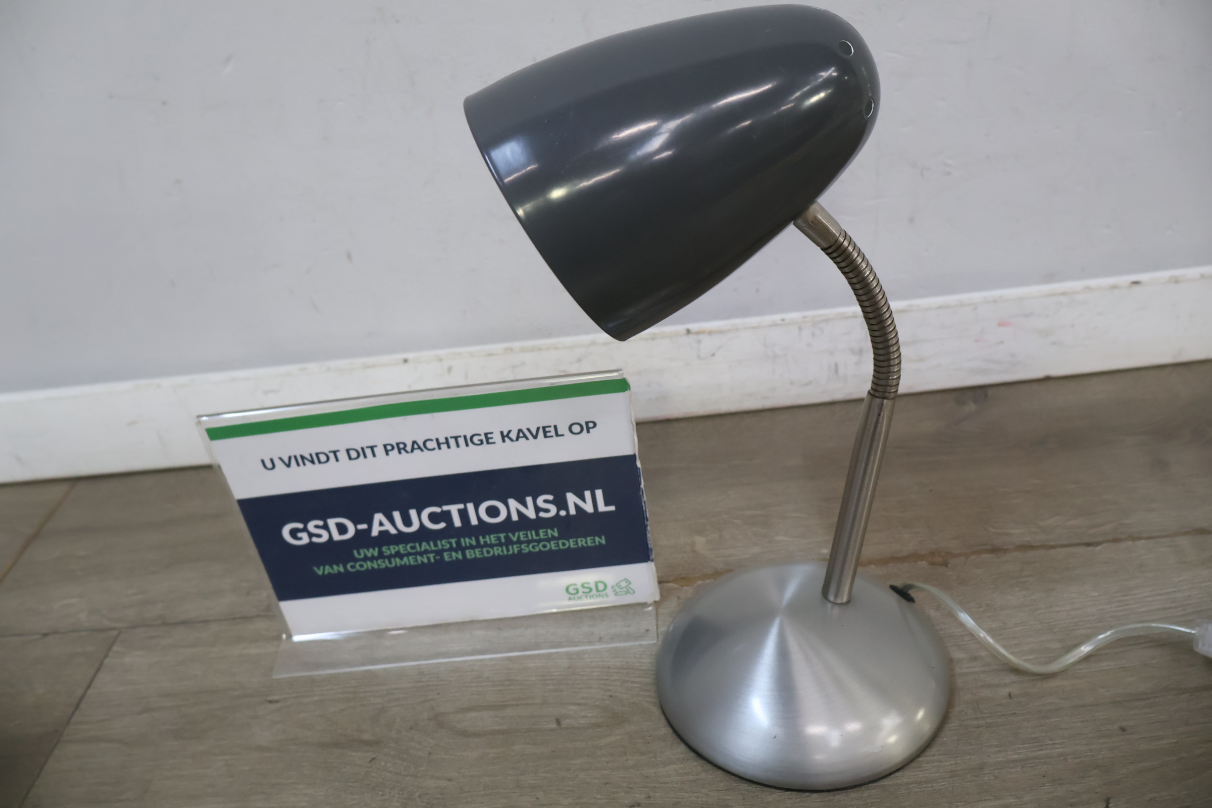 Moderne bureaulamp met metalen voet – foto 2 – kavel bij GSD Auctions, Zoeterwoude