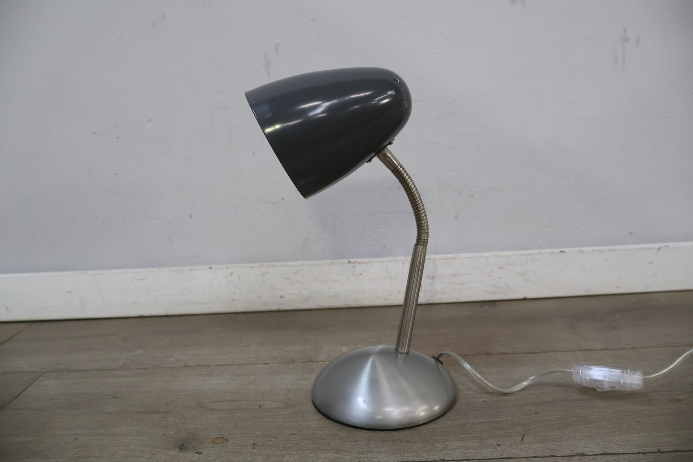 Moderne bureaulamp met metalen voet – foto 3 – kavel bij GSD Auctions, Zoeterwoude