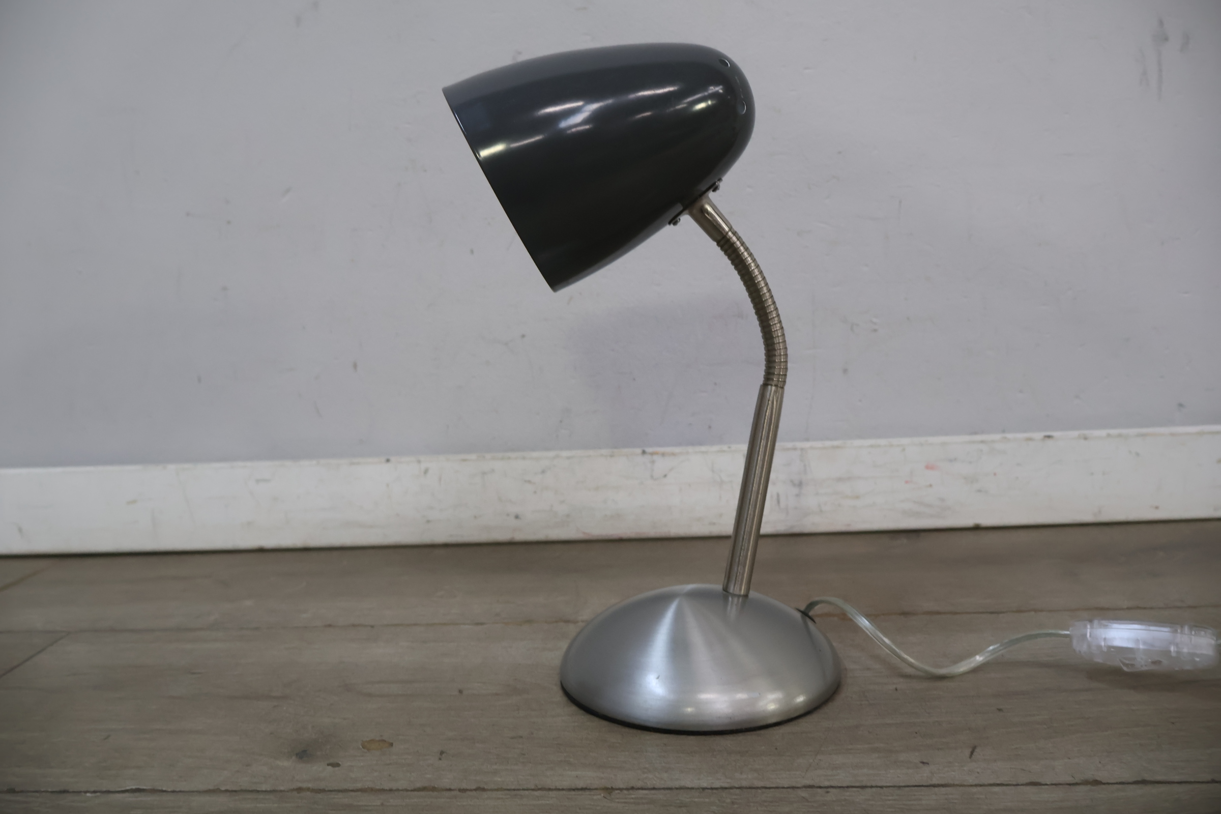Moderne bureaulamp met metalen voet – foto 4 – kavel bij GSD Auctions, Zoeterwoude