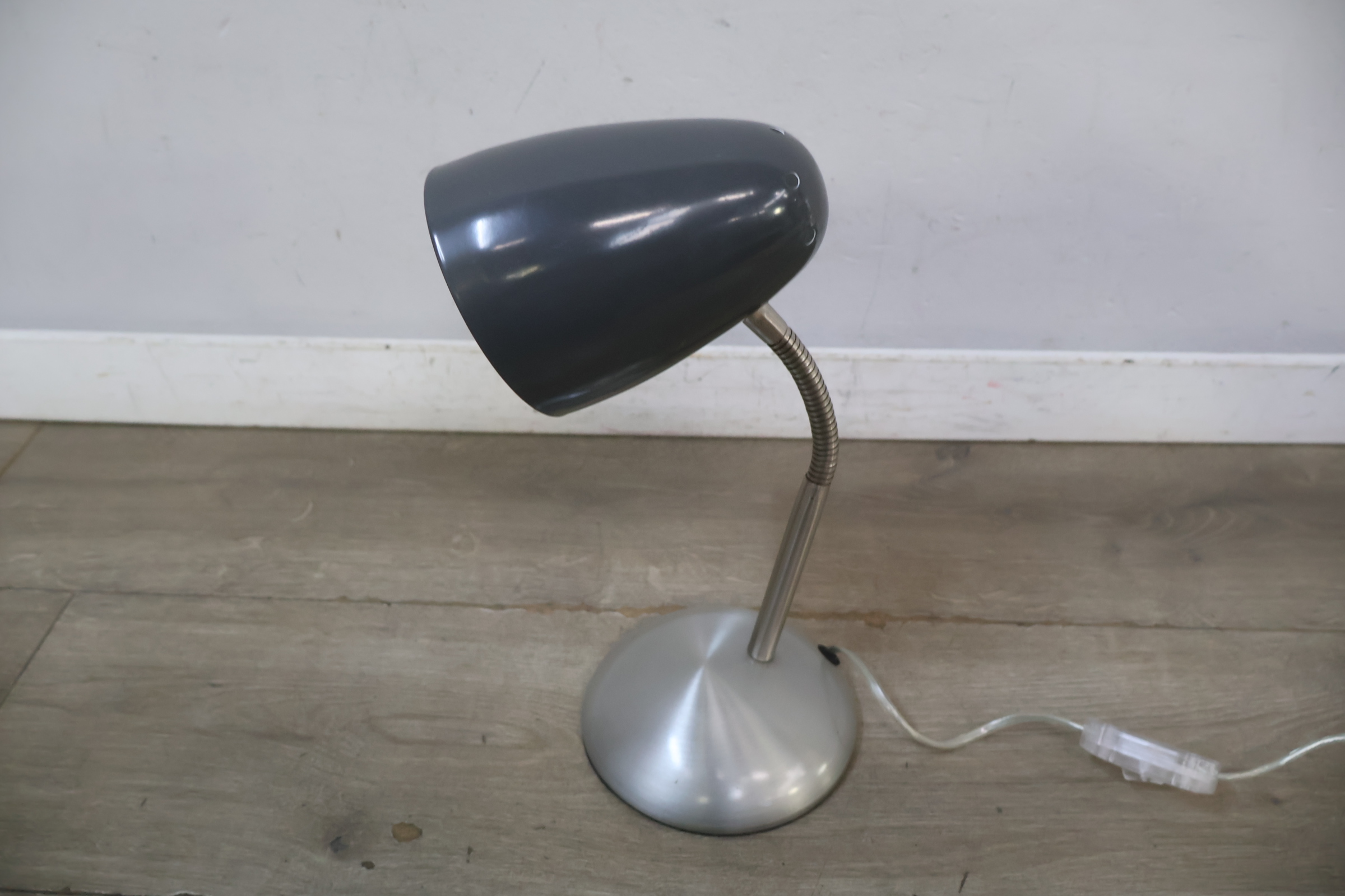 Moderne bureaulamp met metalen voet – foto 5 – kavel bij GSD Auctions, Zoeterwoude