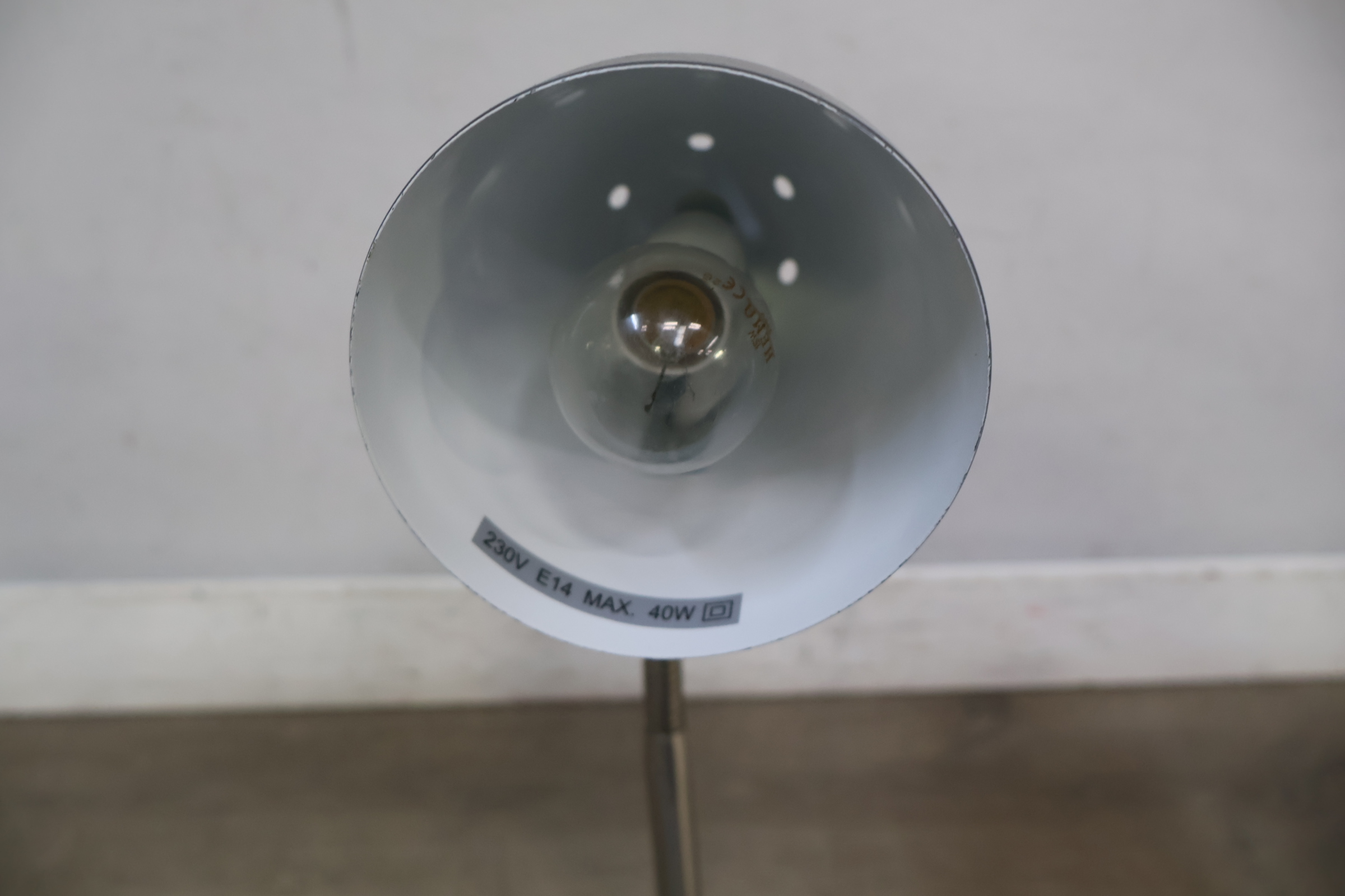 Moderne bureaulamp met metalen voet – foto 6 – kavel bij GSD Auctions, Zoeterwoude
