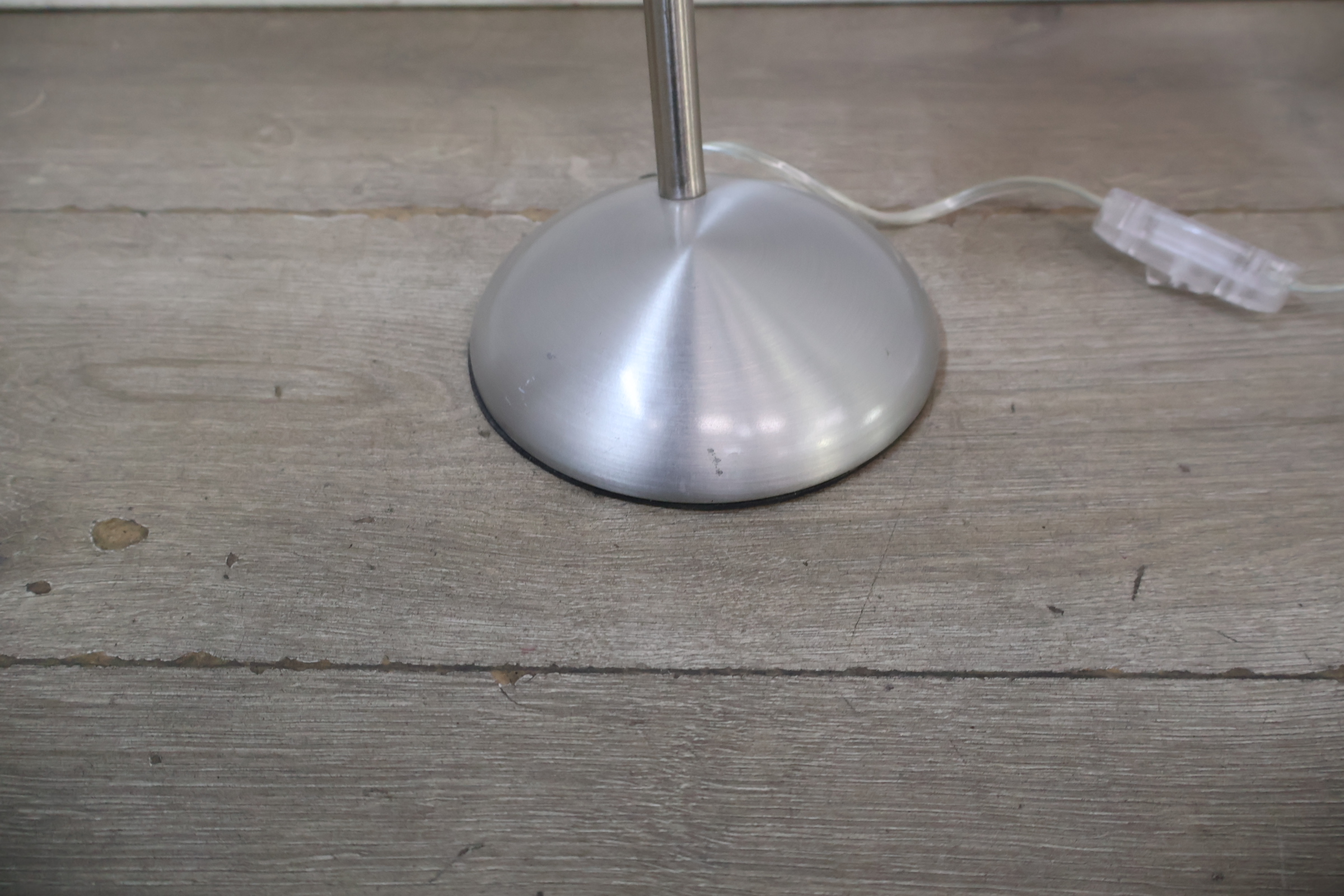 Moderne bureaulamp met metalen voet – foto 7 – kavel bij GSD Auctions, Zoeterwoude