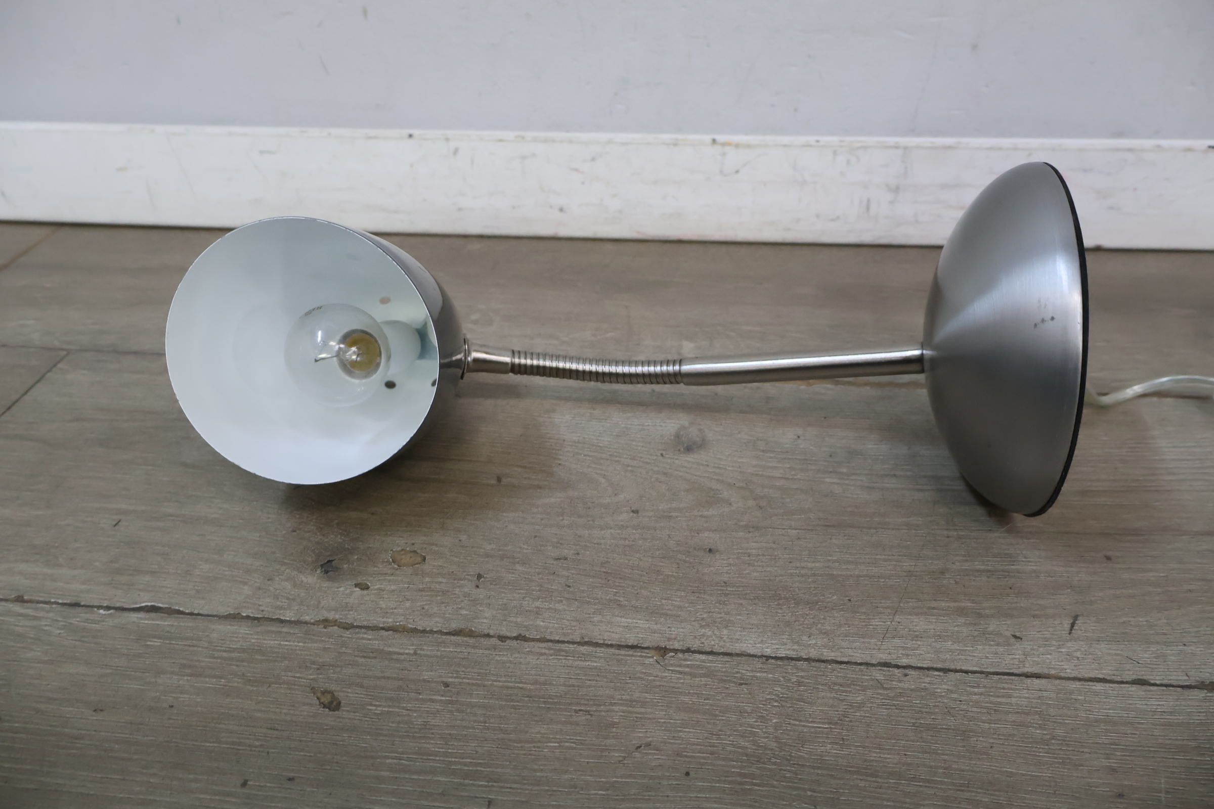 Moderne bureaulamp met metalen voet – foto 8 – kavel bij GSD Auctions, Zoeterwoude