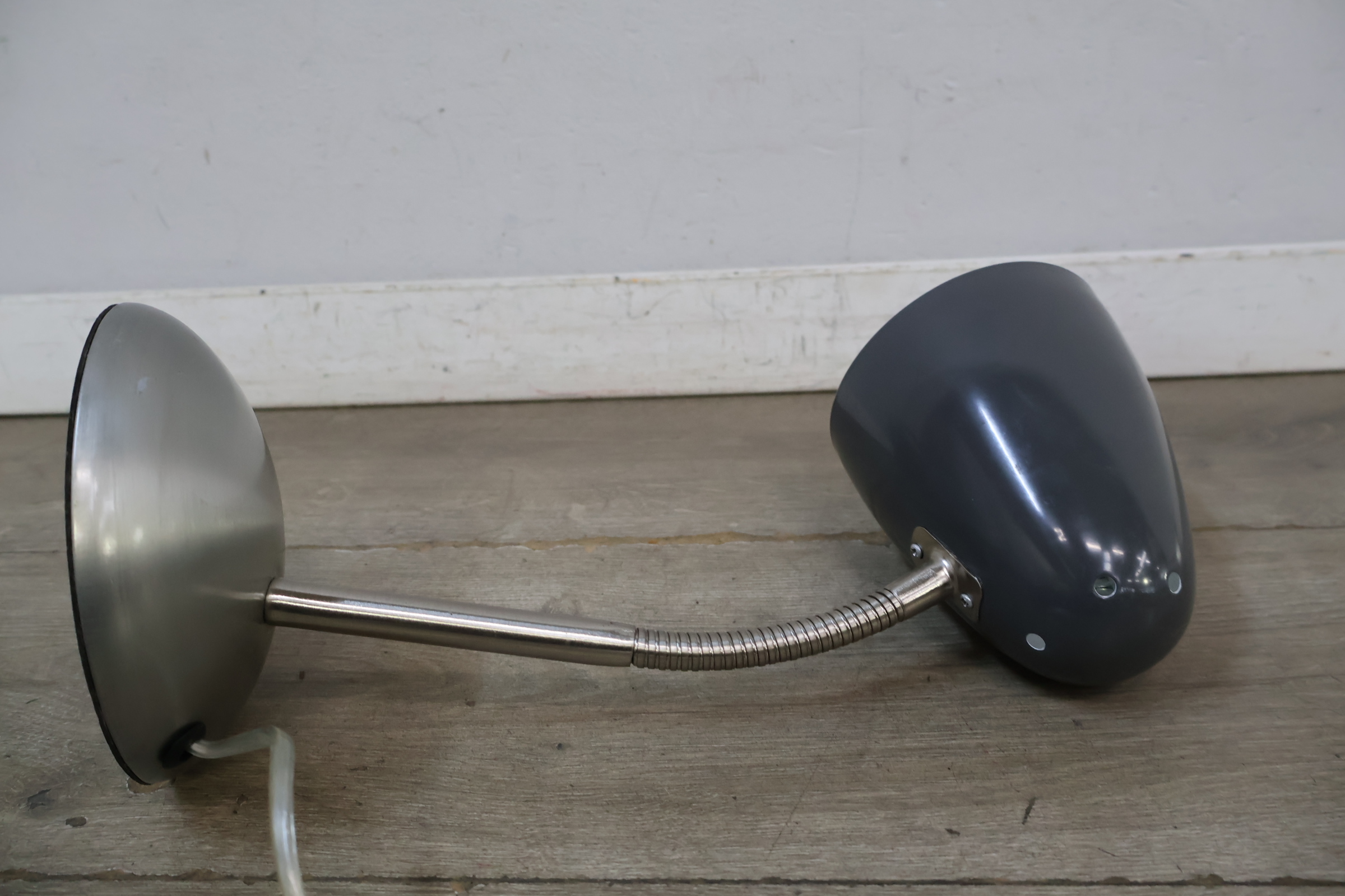 Moderne bureaulamp met metalen voet – foto 11 – kavel bij GSD Auctions, Zoeterwoude