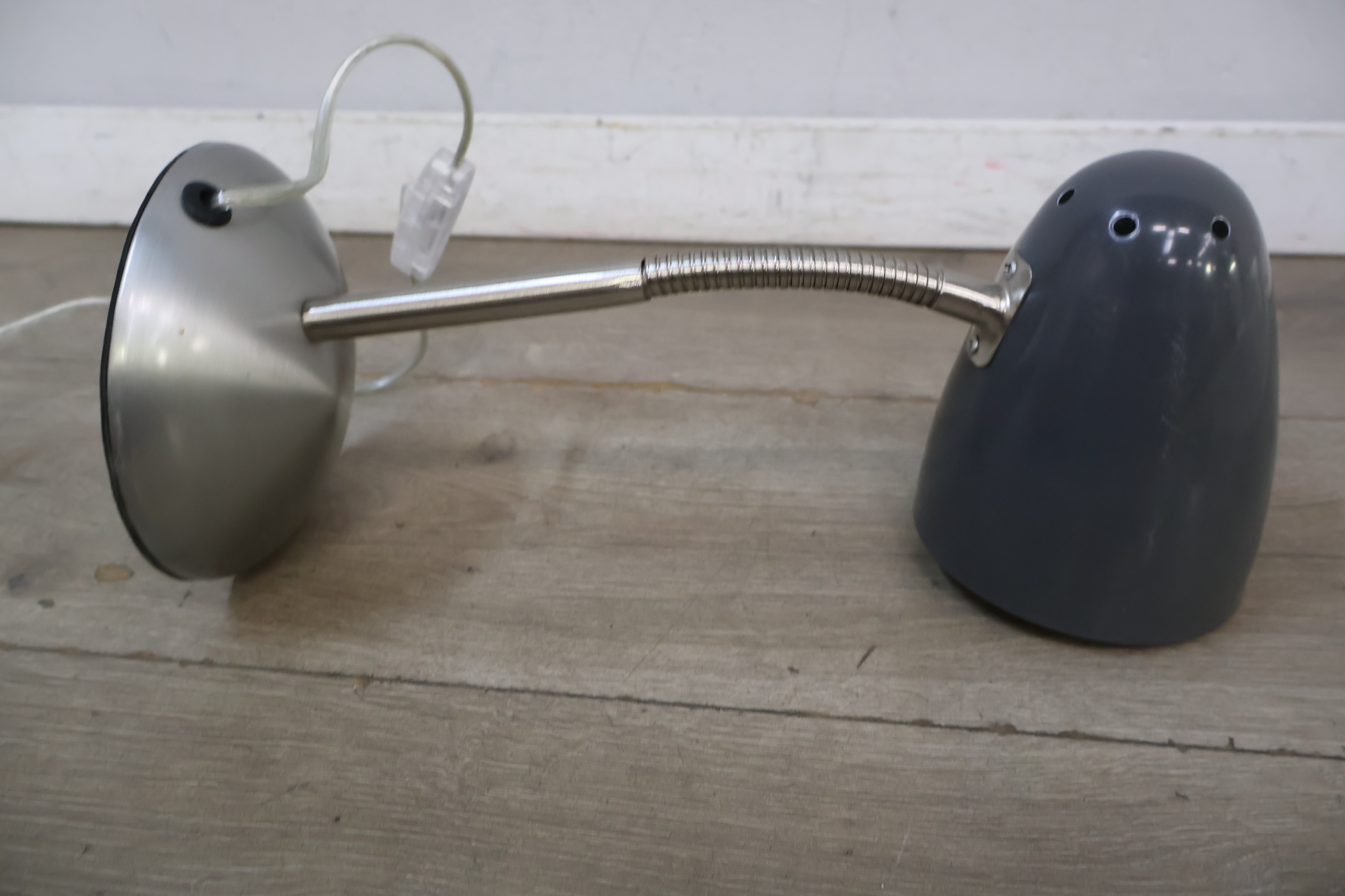 Moderne bureaulamp met metalen voet – foto 12 – kavel bij GSD Auctions, Zoeterwoude