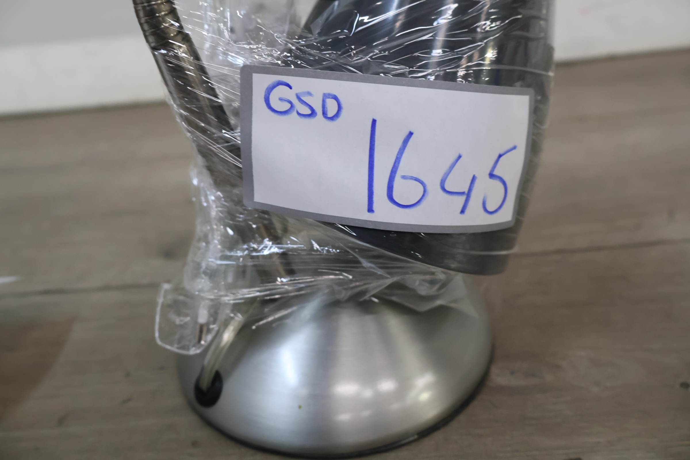 Moderne bureaulamp met metalen voet – foto 17 – kavel bij GSD Auctions, Zoeterwoude