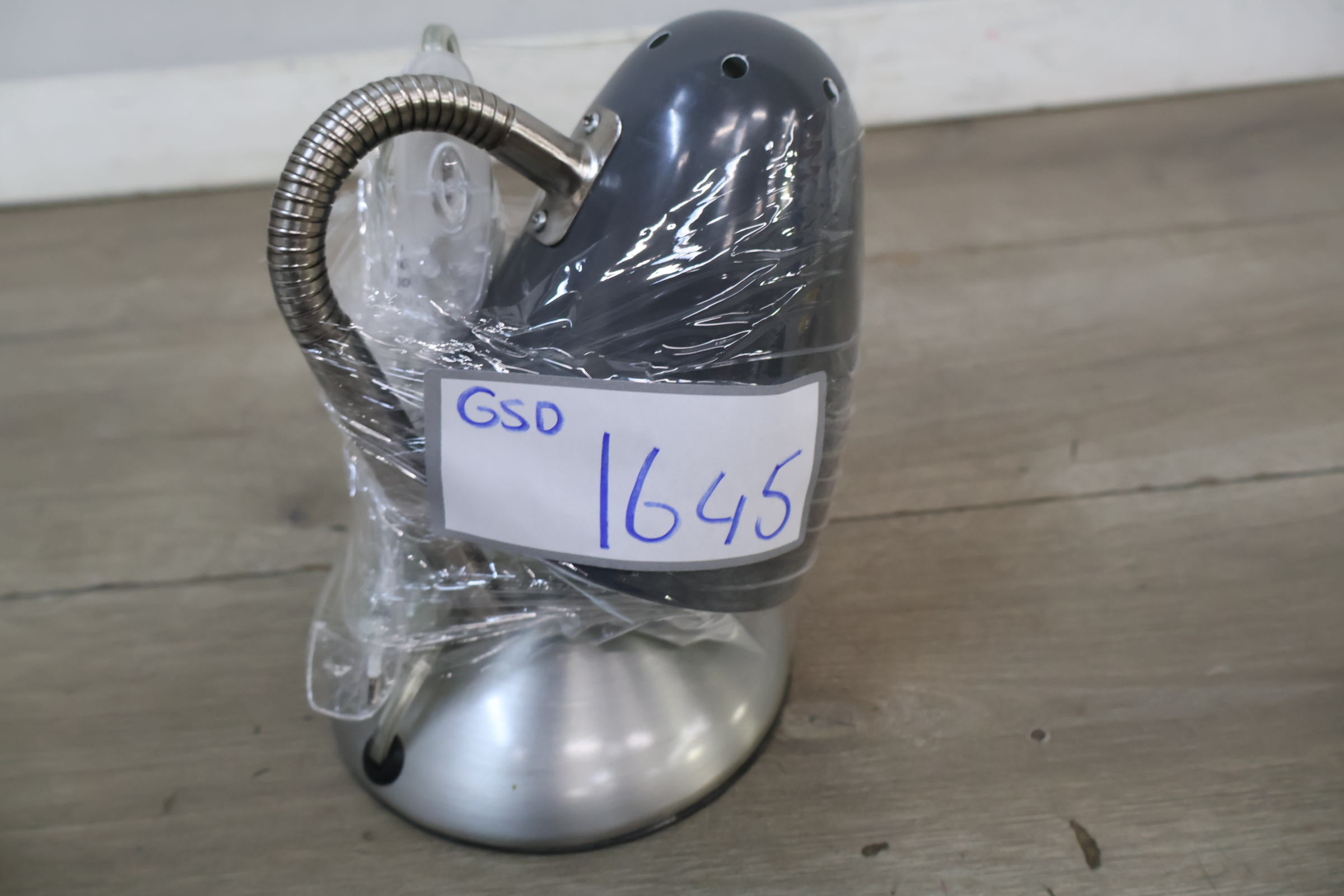 Moderne bureaulamp met metalen voet – foto 18 – kavel bij GSD Auctions, Zoeterwoude