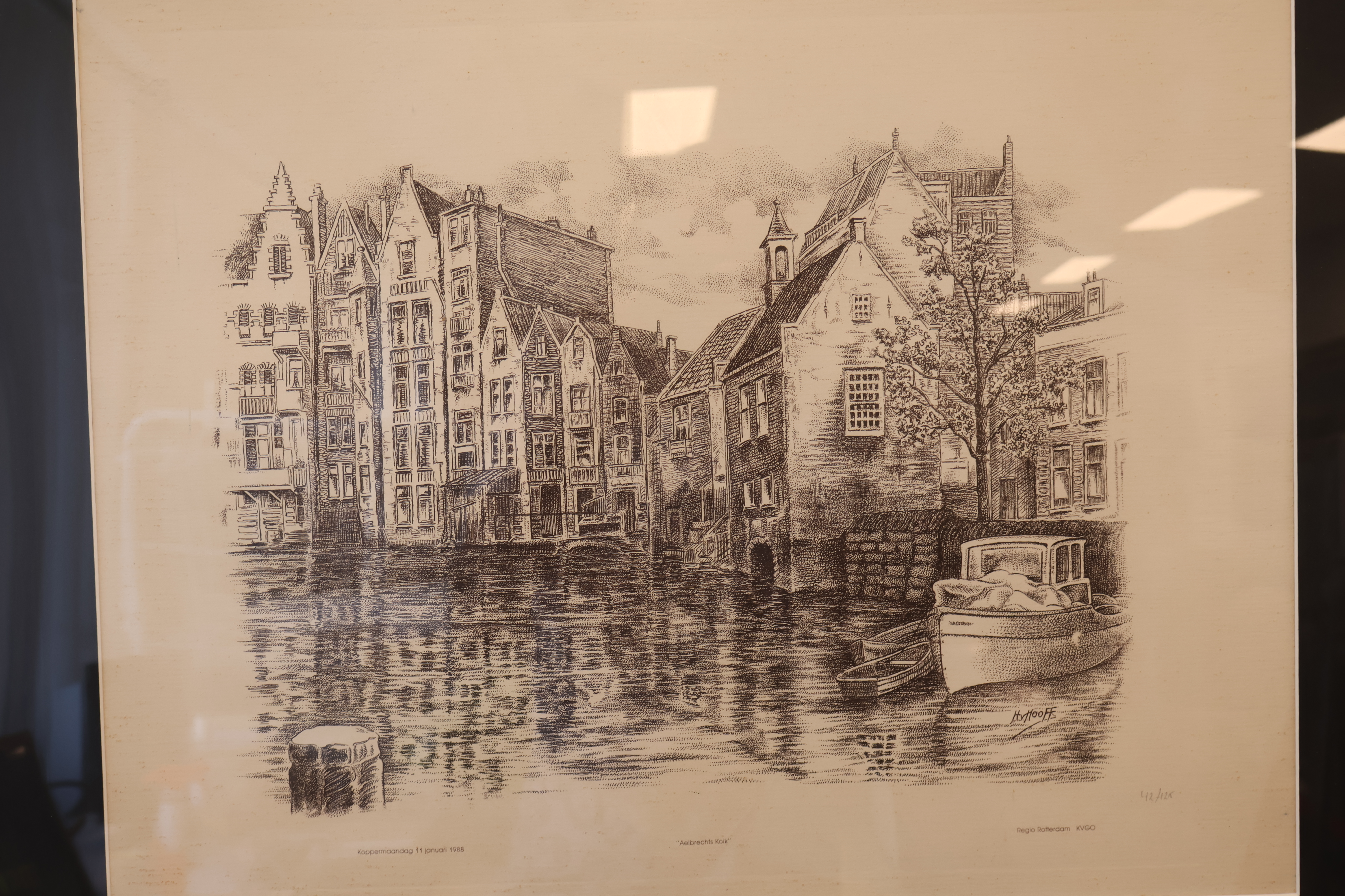 Ingelijste pentekening stadsgezicht met boot – foto 2 – kavel bij GSD Auctions, Zoeterwoude