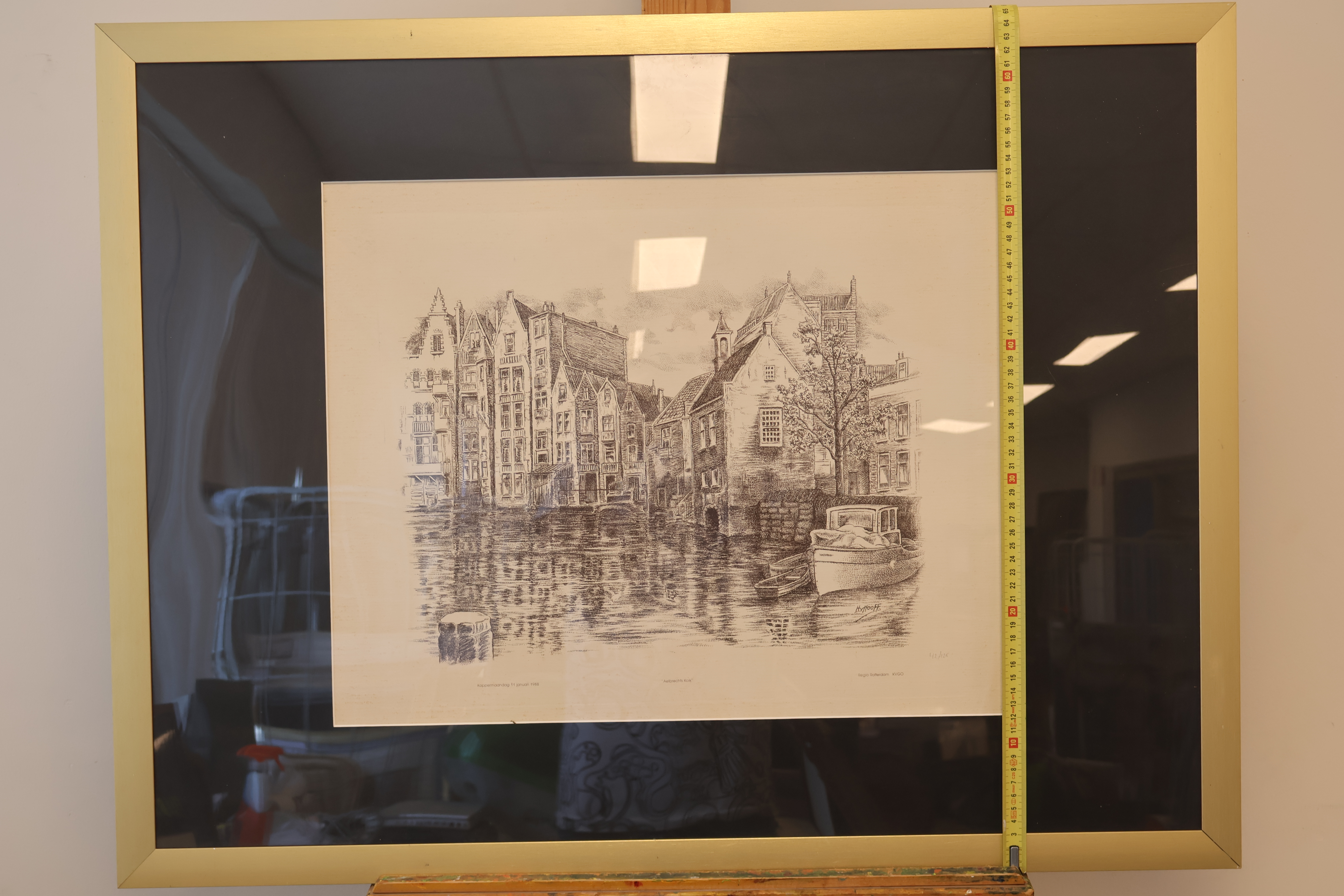 Ingelijste pentekening stadsgezicht met boot – foto 8 – kavel bij GSD Auctions, Zoeterwoude