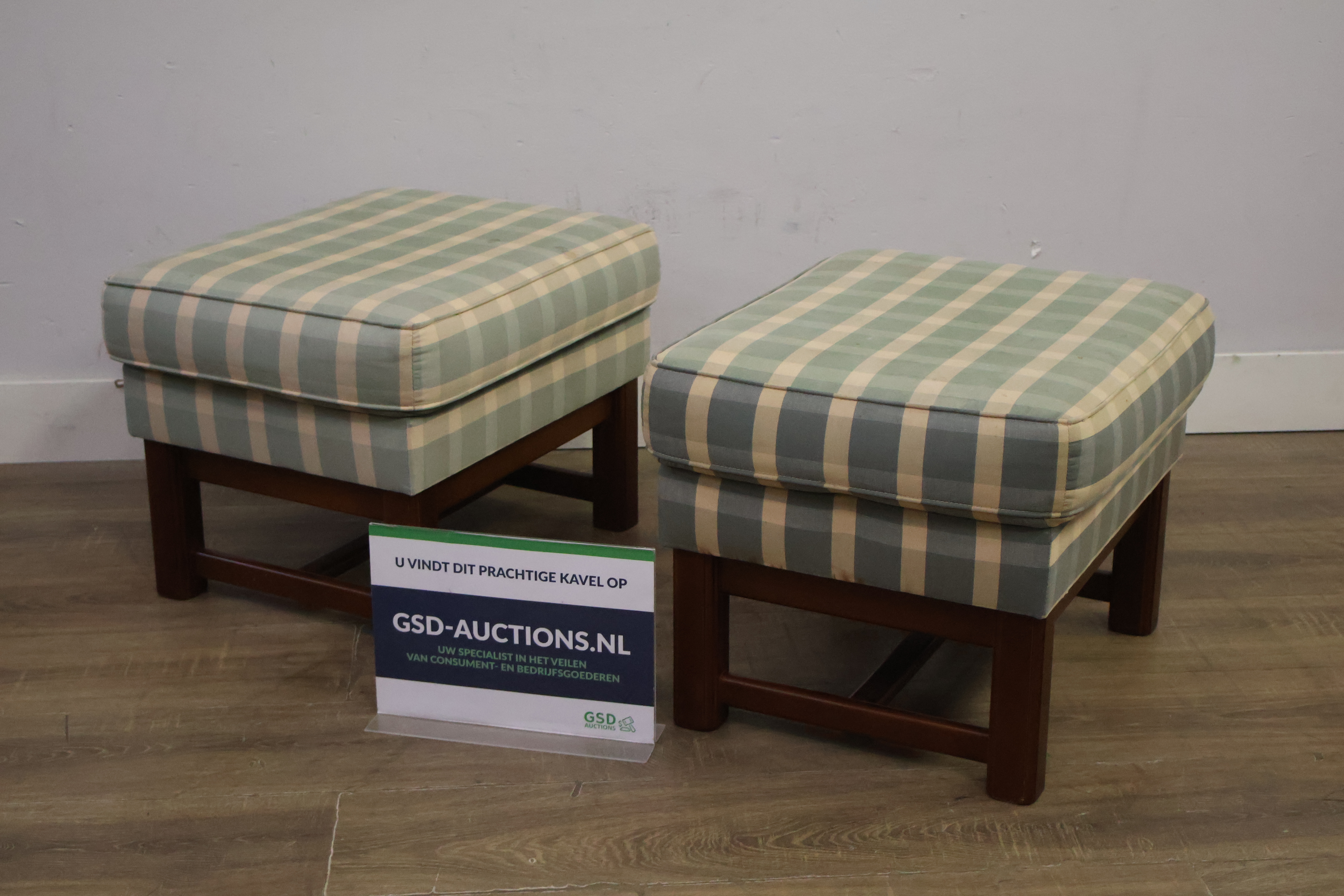 Set van 2 gestoffeerde voetenbankjes met houten frame – foto 2 – kavel bij GSD Auctions, Zoeterwoude