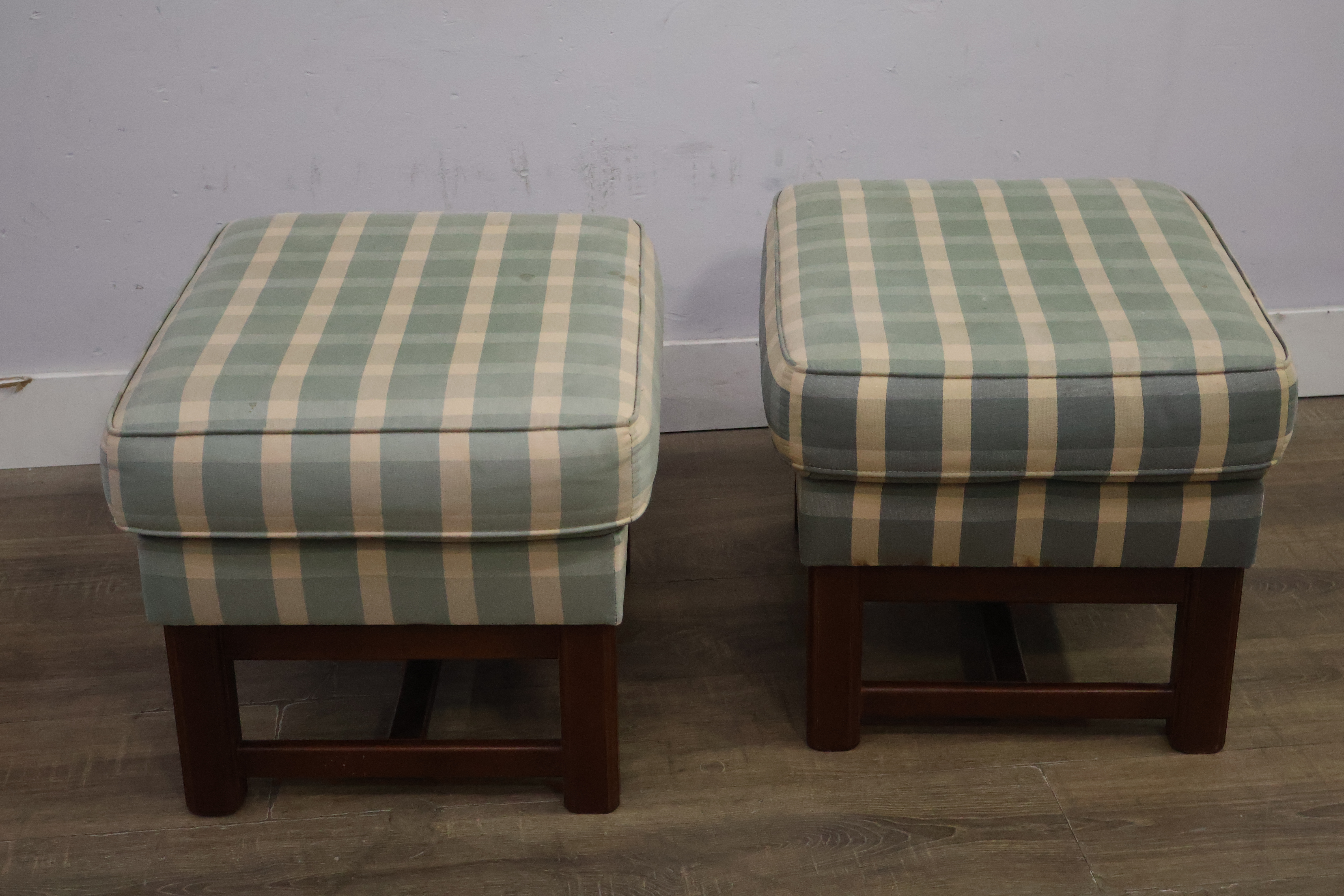 Set van 2 gestoffeerde voetenbankjes met houten frame – foto 3 – kavel bij GSD Auctions, Zoeterwoude