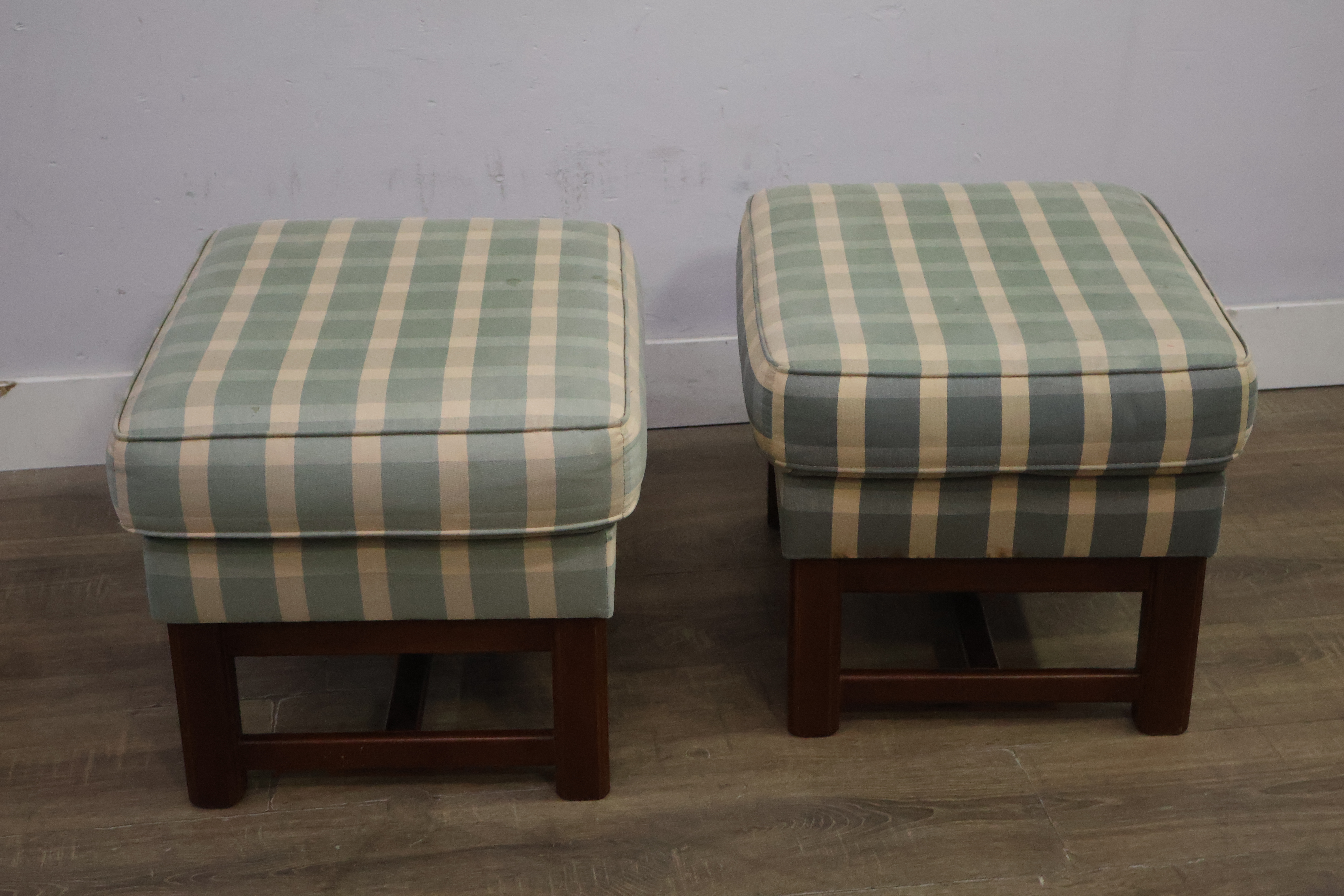 Set van 2 gestoffeerde voetenbankjes met houten frame – foto 4 – kavel bij GSD Auctions, Zoeterwoude