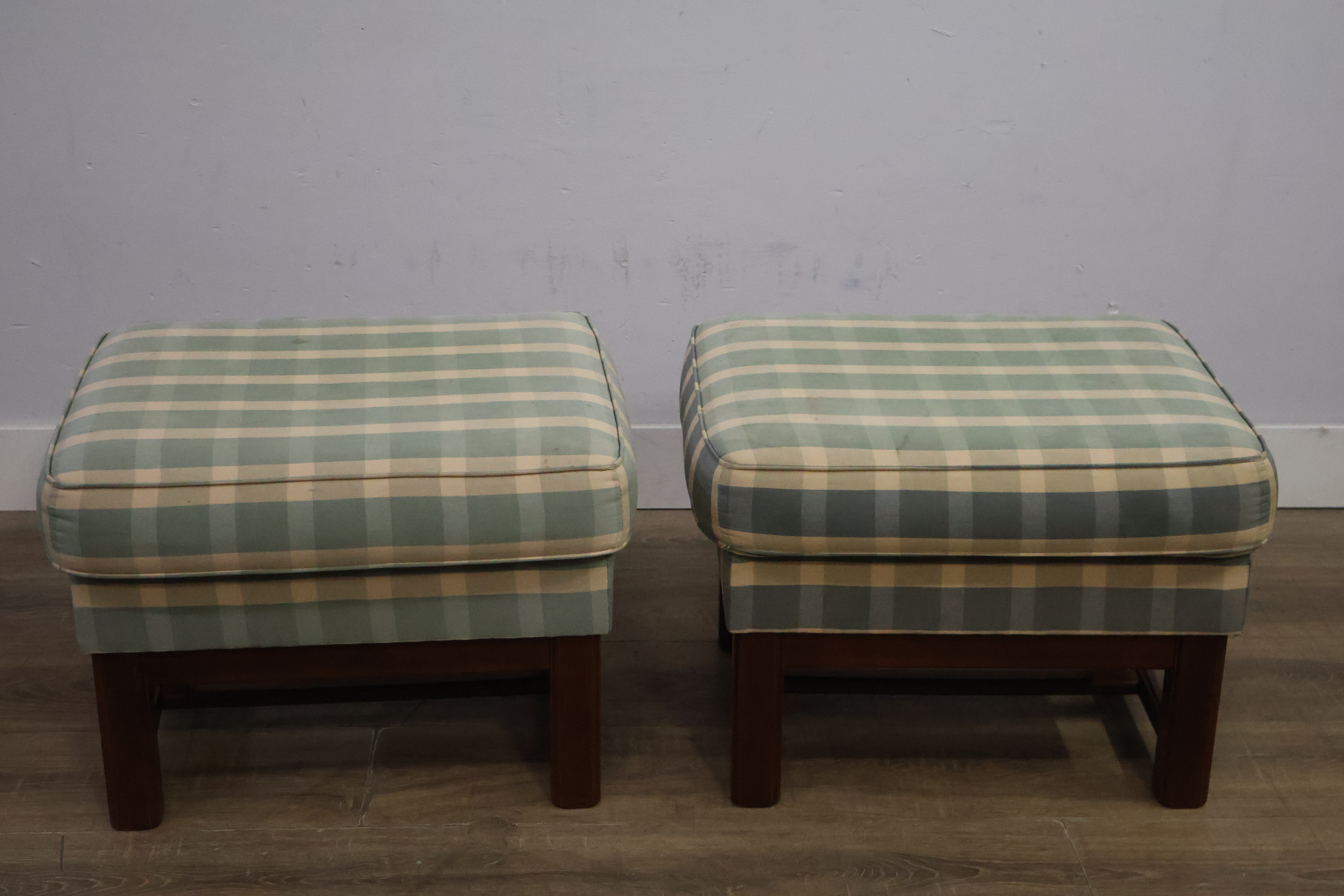Set van 2 gestoffeerde voetenbankjes met houten frame – foto 5 – kavel bij GSD Auctions, Zoeterwoude