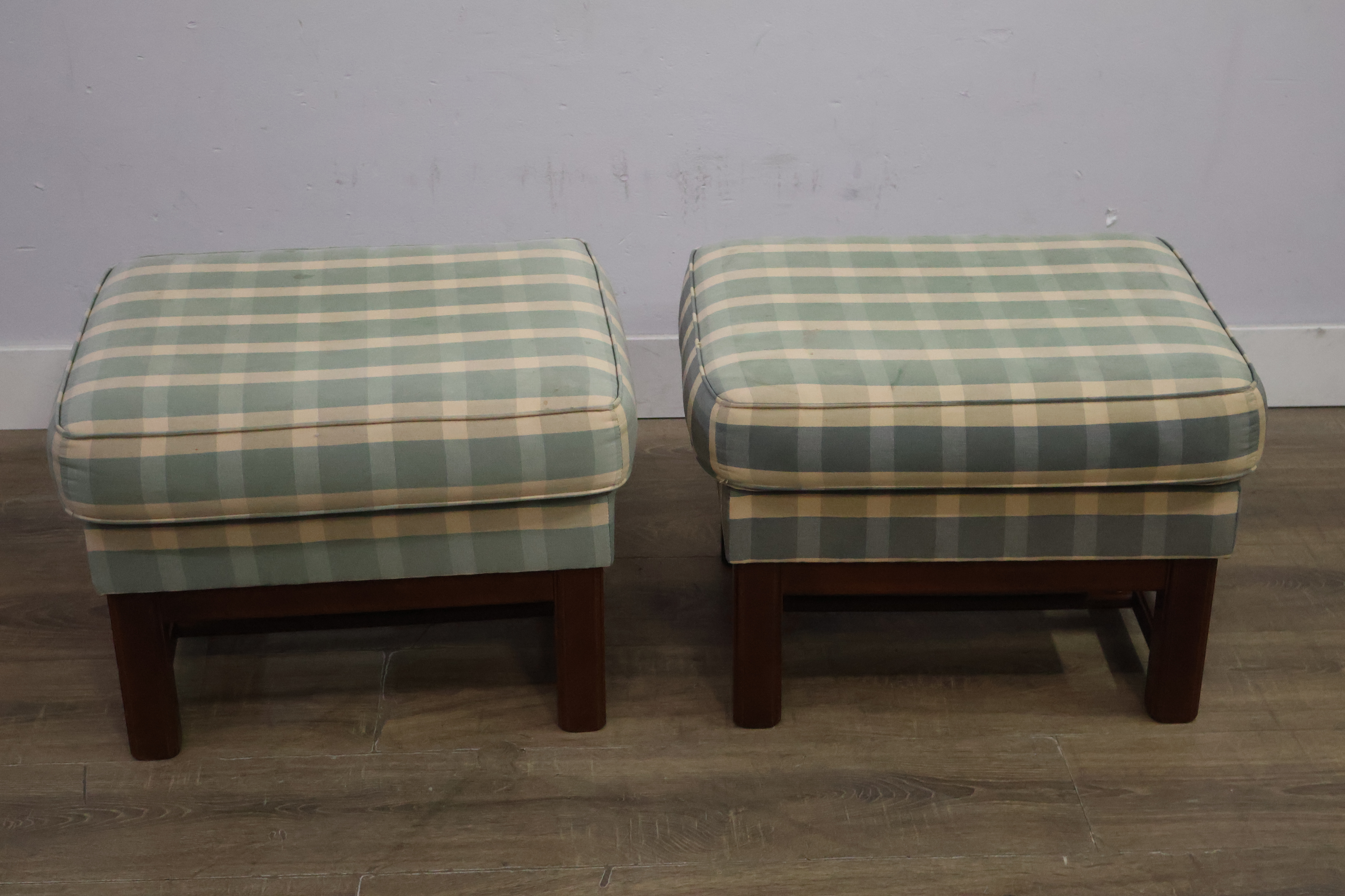 Set van 2 gestoffeerde voetenbankjes met houten frame – foto 6 – kavel bij GSD Auctions, Zoeterwoude