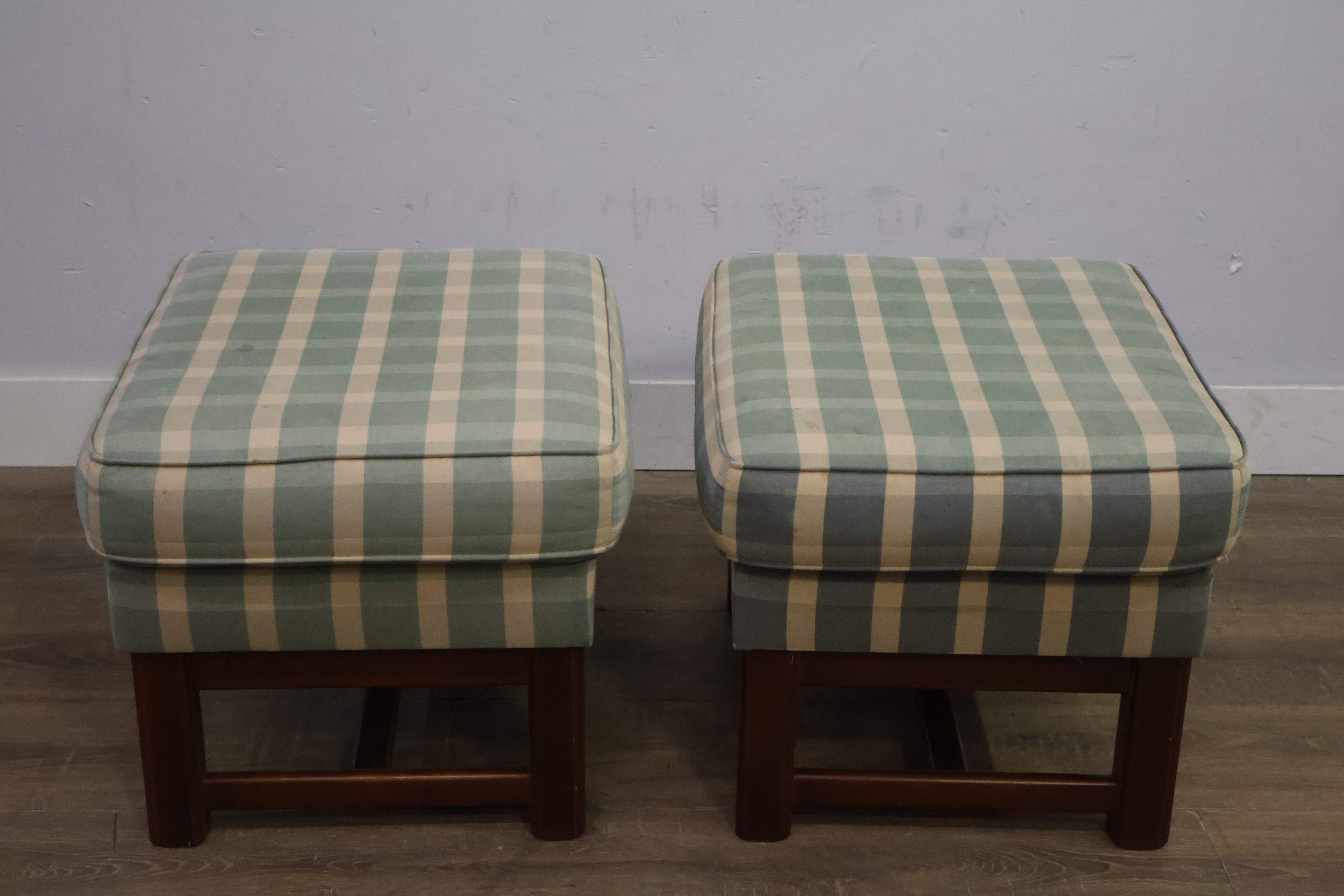 Set van 2 gestoffeerde voetenbankjes met houten frame – foto 7 – kavel bij GSD Auctions, Zoeterwoude