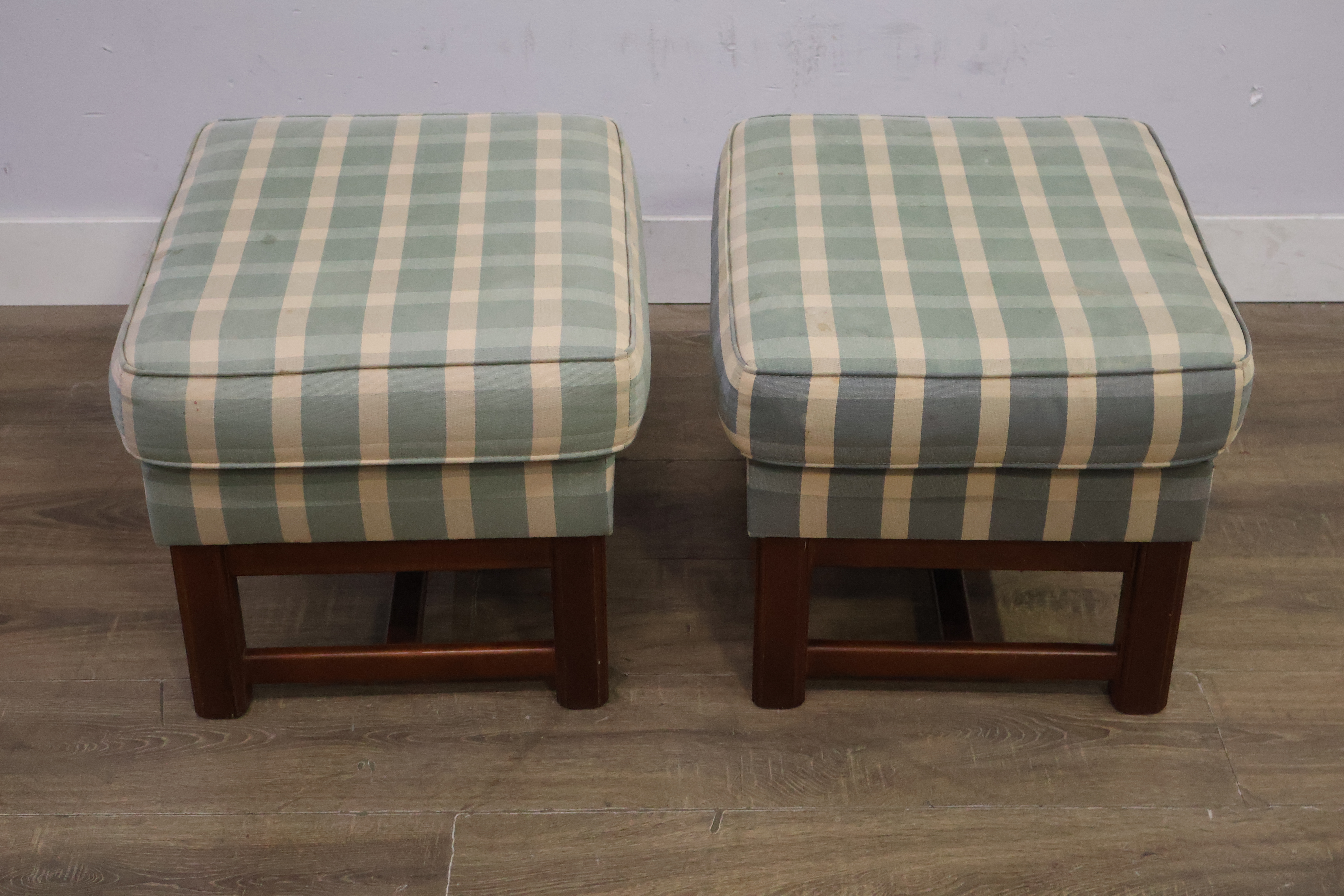 Set van 2 gestoffeerde voetenbankjes met houten frame – foto 8 – kavel bij GSD Auctions, Zoeterwoude