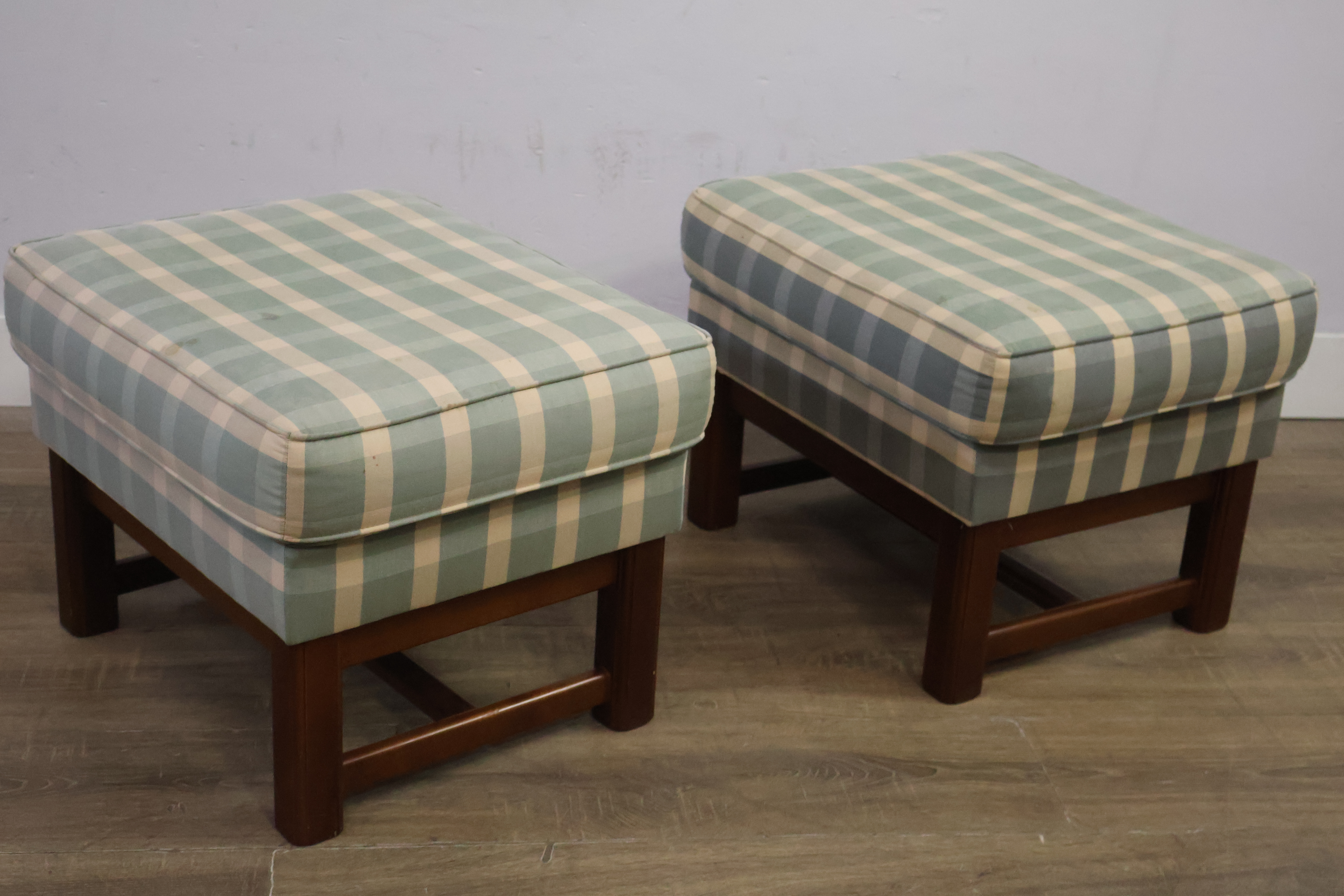 Set van 2 gestoffeerde voetenbankjes met houten frame – foto 9 – kavel bij GSD Auctions, Zoeterwoude