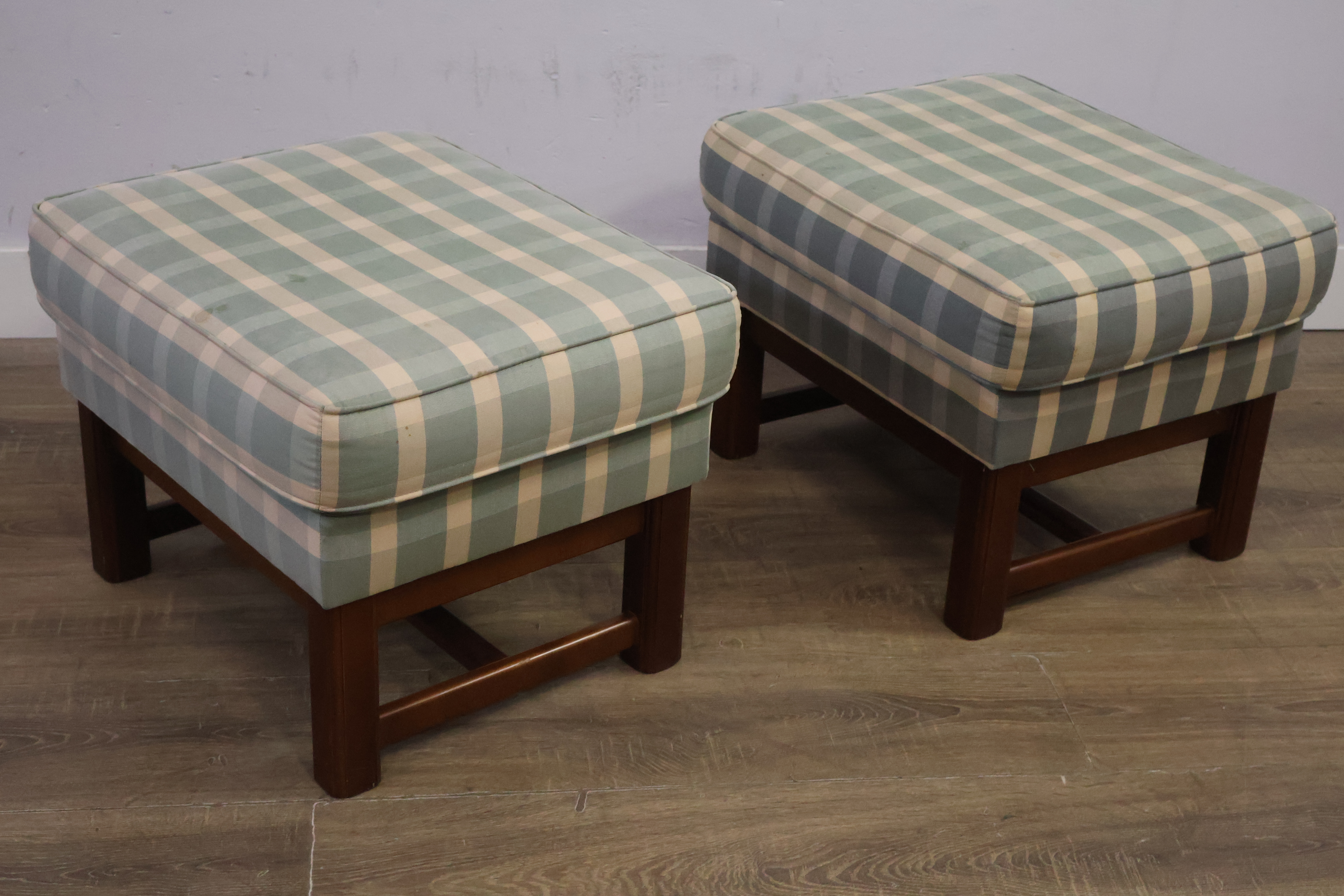Set van 2 gestoffeerde voetenbankjes met houten frame – foto 10 – kavel bij GSD Auctions, Zoeterwoude