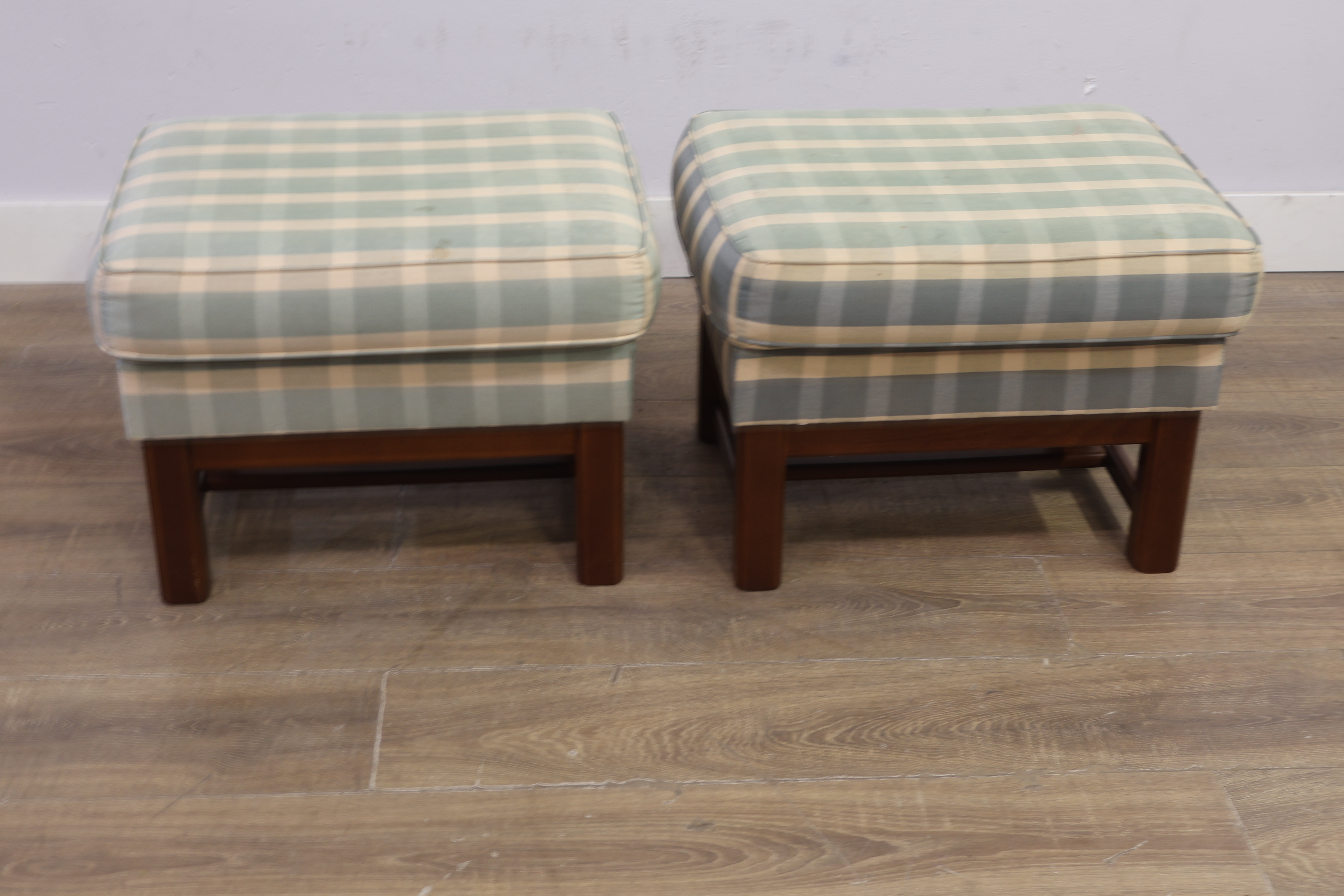 Set van 2 gestoffeerde voetenbankjes met houten frame – foto 11 – kavel bij GSD Auctions, Zoeterwoude
