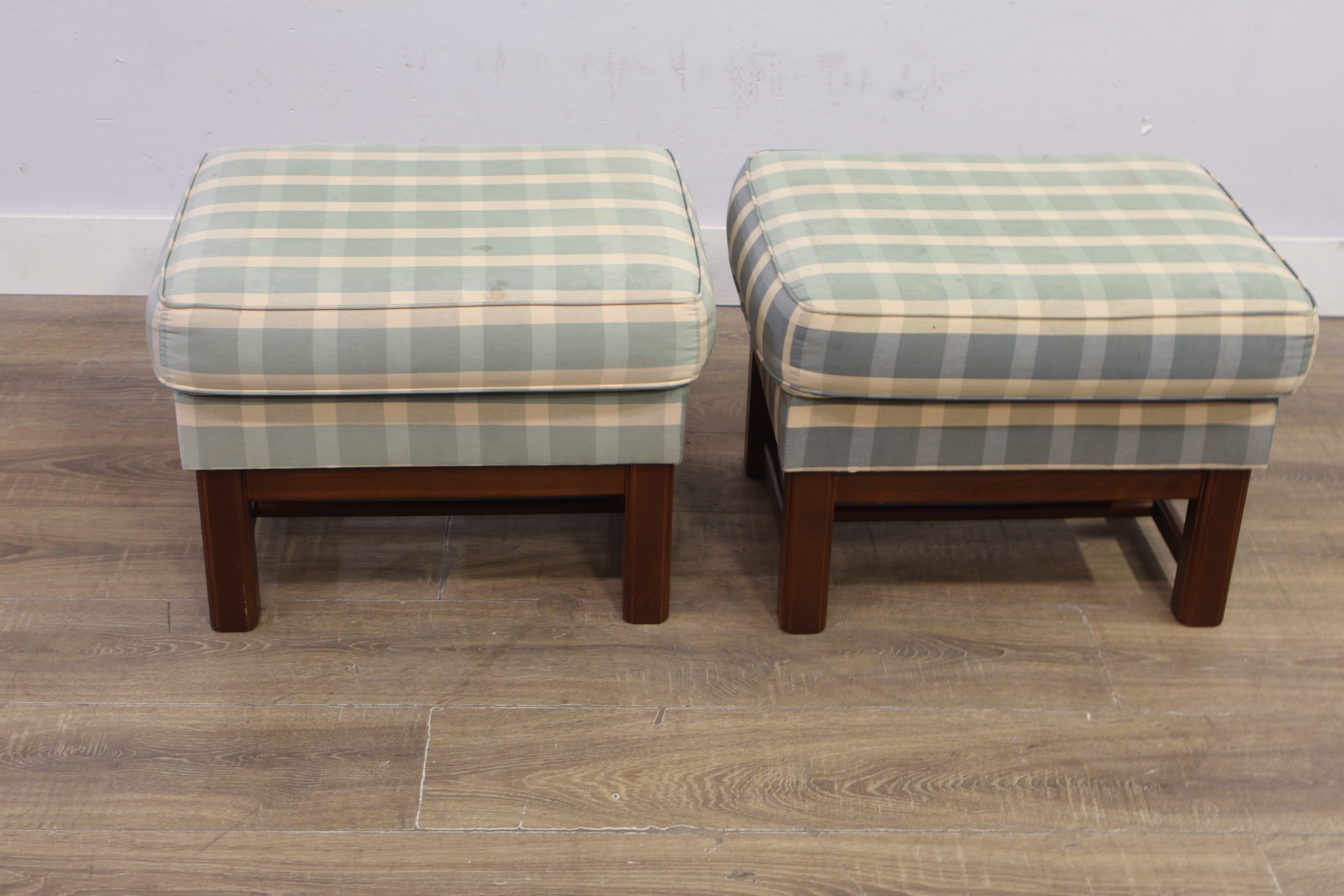 Set van 2 gestoffeerde voetenbankjes met houten frame – foto 12 – kavel bij GSD Auctions, Zoeterwoude