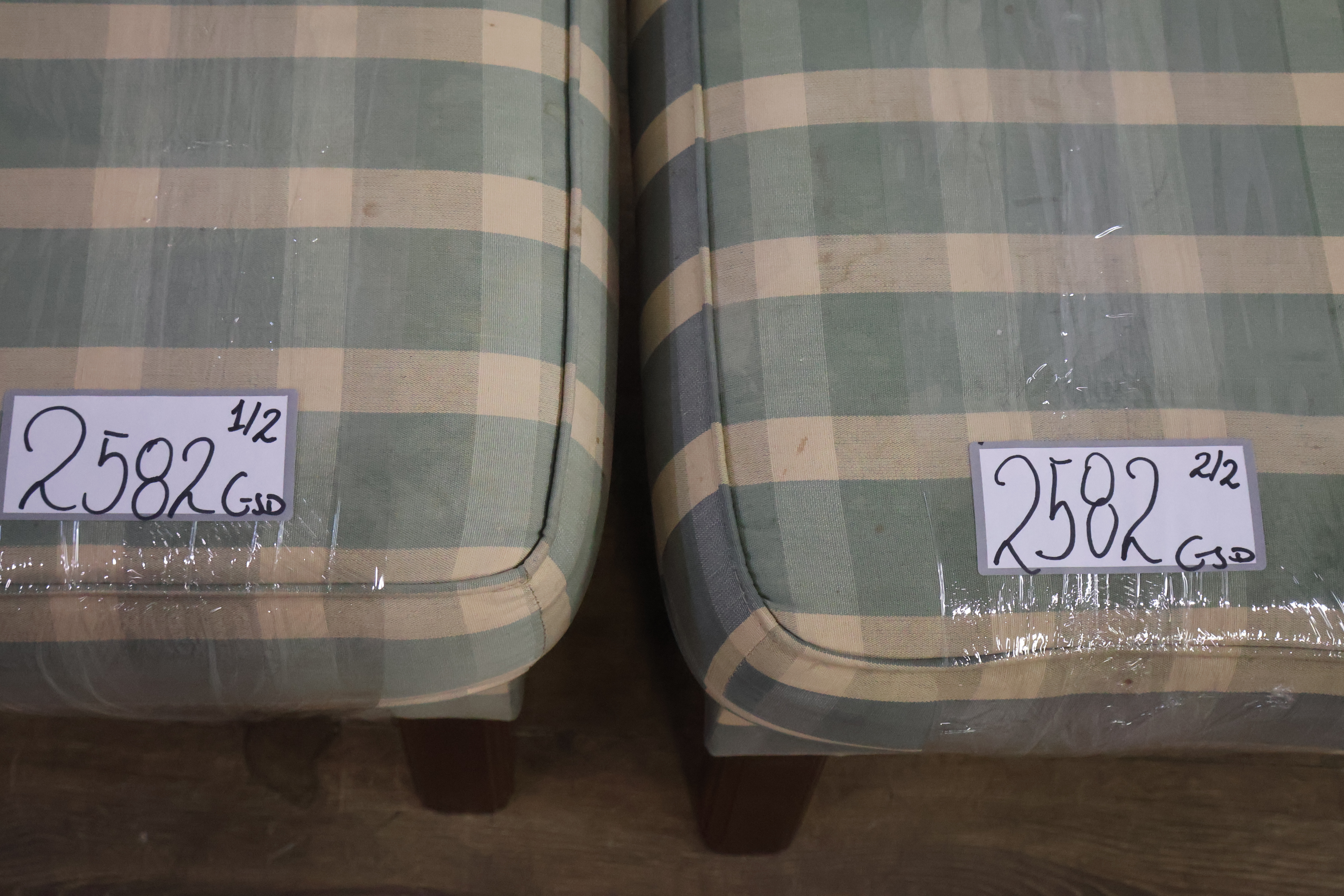 Set van 2 gestoffeerde voetenbankjes met houten frame – foto 16 – kavel bij GSD Auctions, Zoeterwoude
