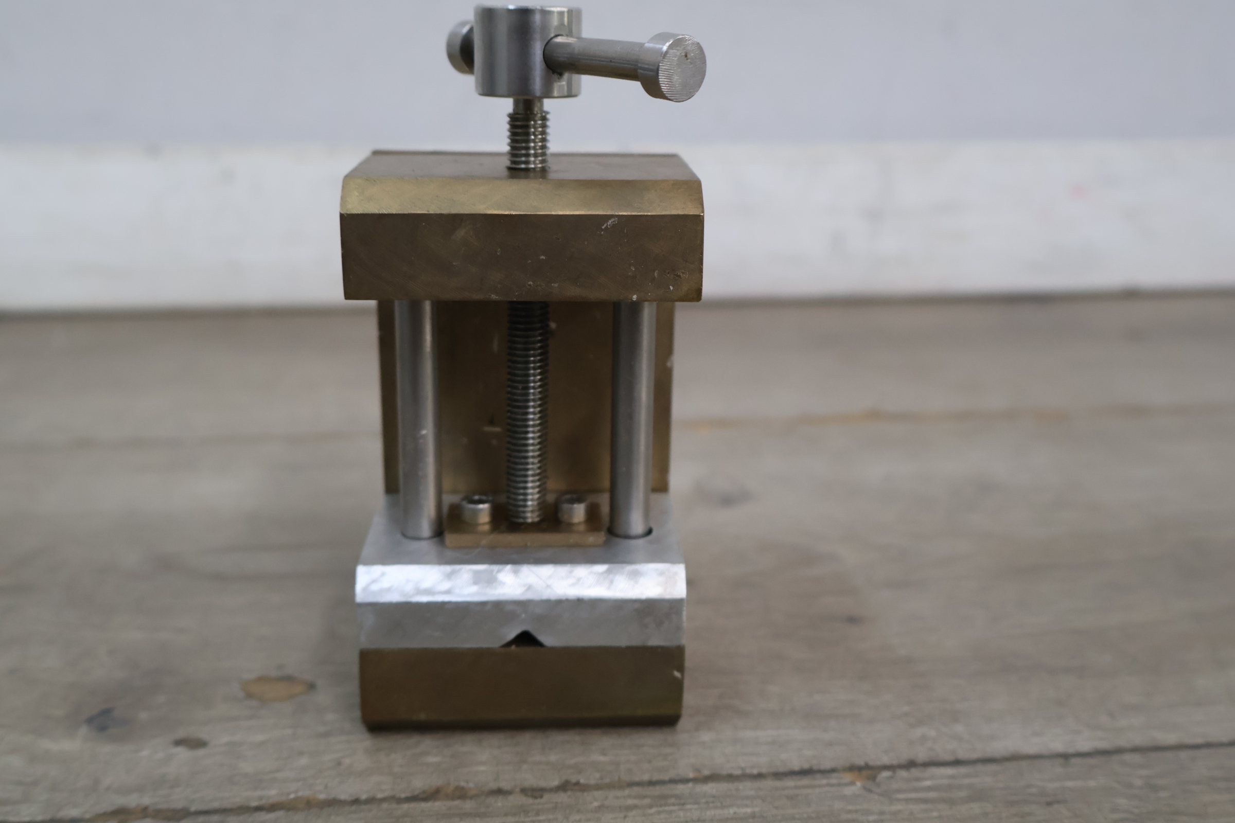 Metaal persklem – foto 3 – kavel bij GSD Auctions, Zoeterwoude