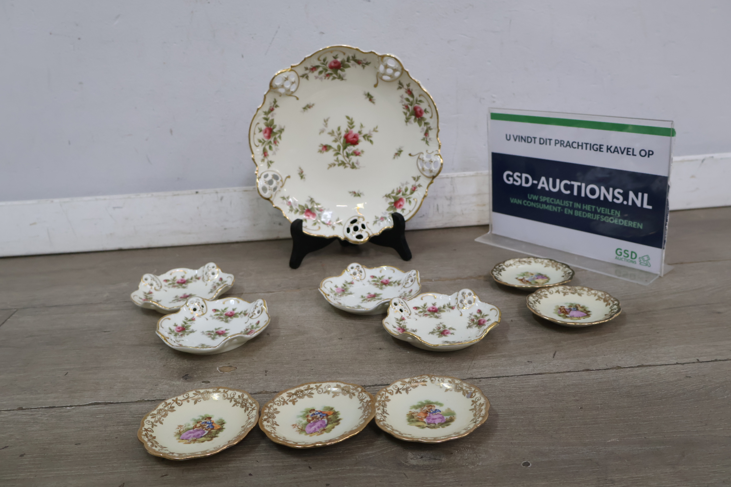 Porseleinen bordenset met bloemmotief en gouden rand – foto 2 – kavel bij GSD Auctions, Zoeterwoude