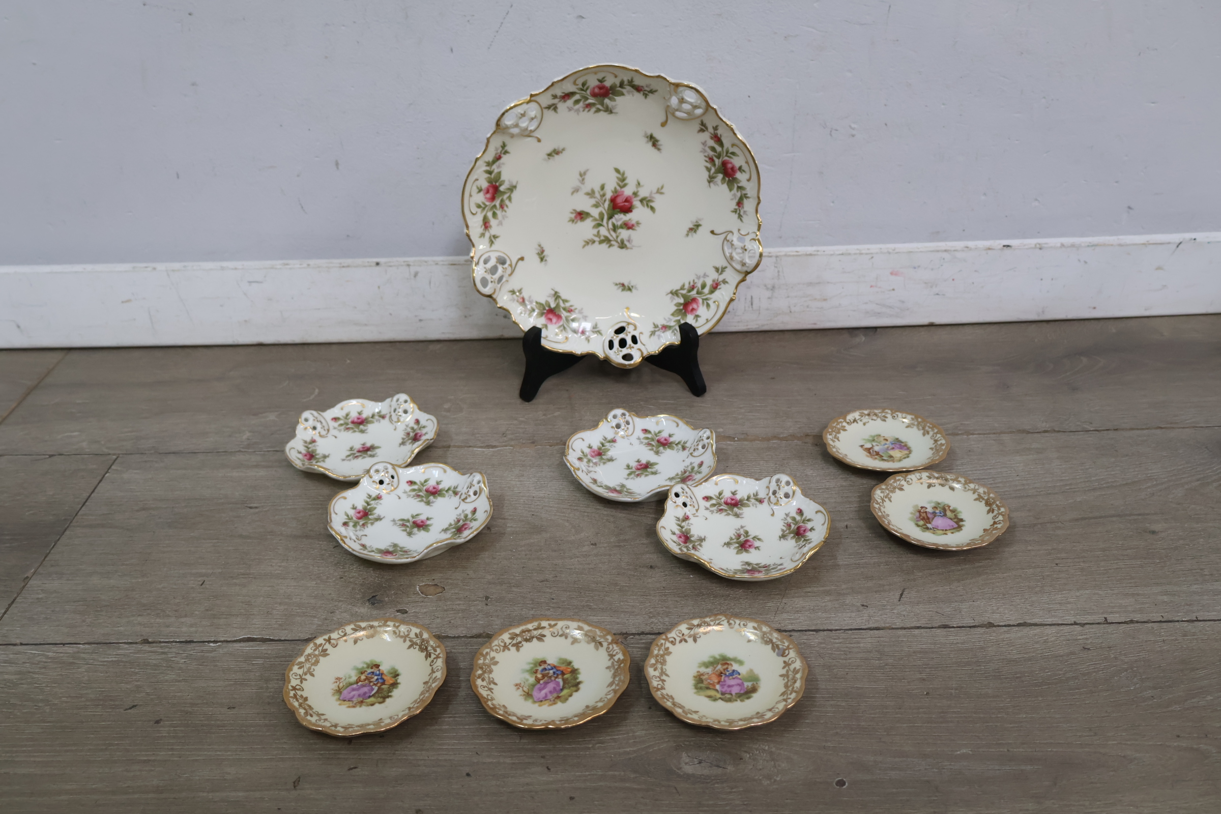 Porseleinen bordenset met bloemmotief en gouden rand – foto 3 – kavel bij GSD Auctions, Zoeterwoude