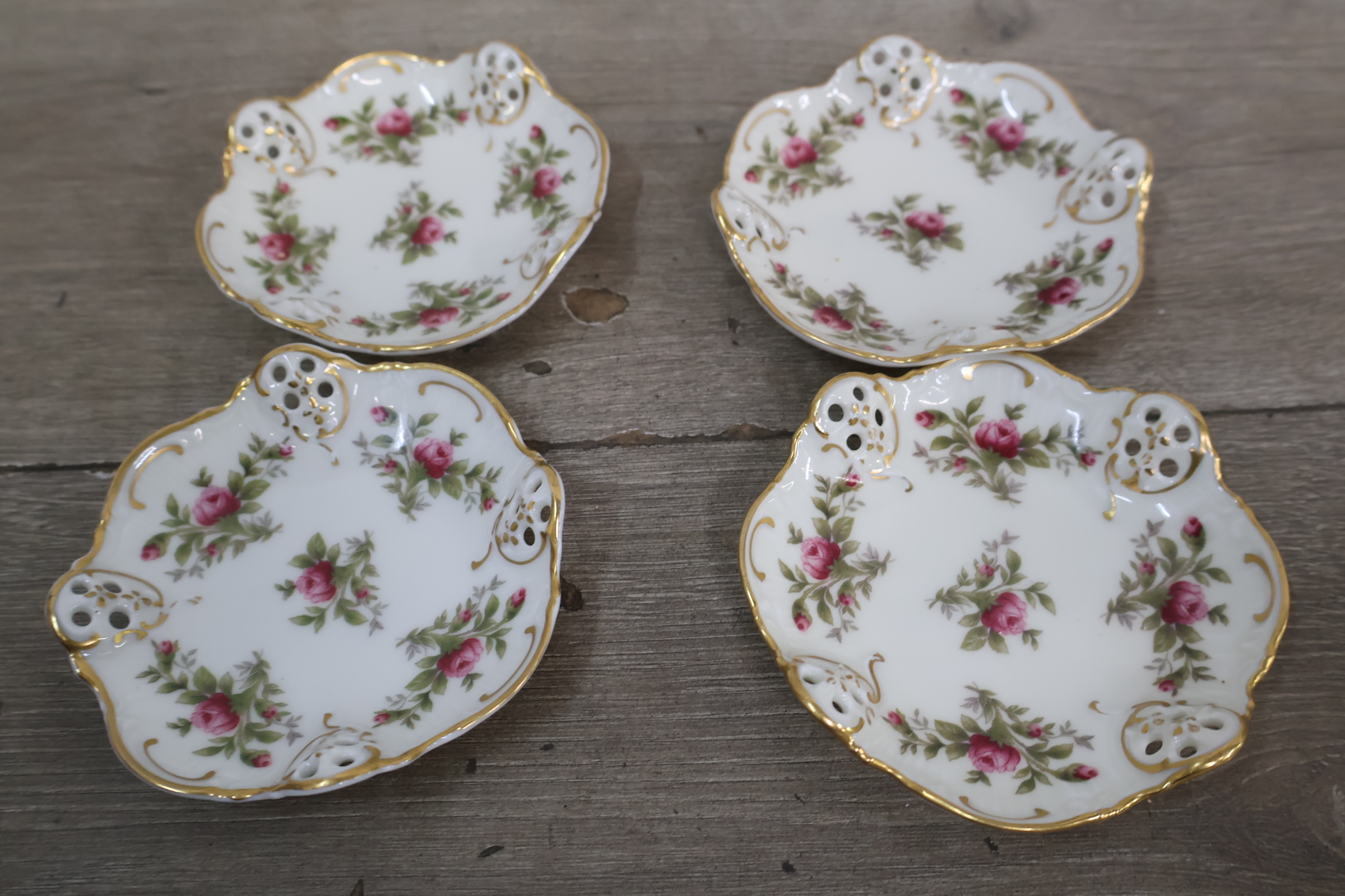 Porseleinen bordenset met bloemmotief en gouden rand – foto 8 – kavel bij GSD Auctions, Zoeterwoude