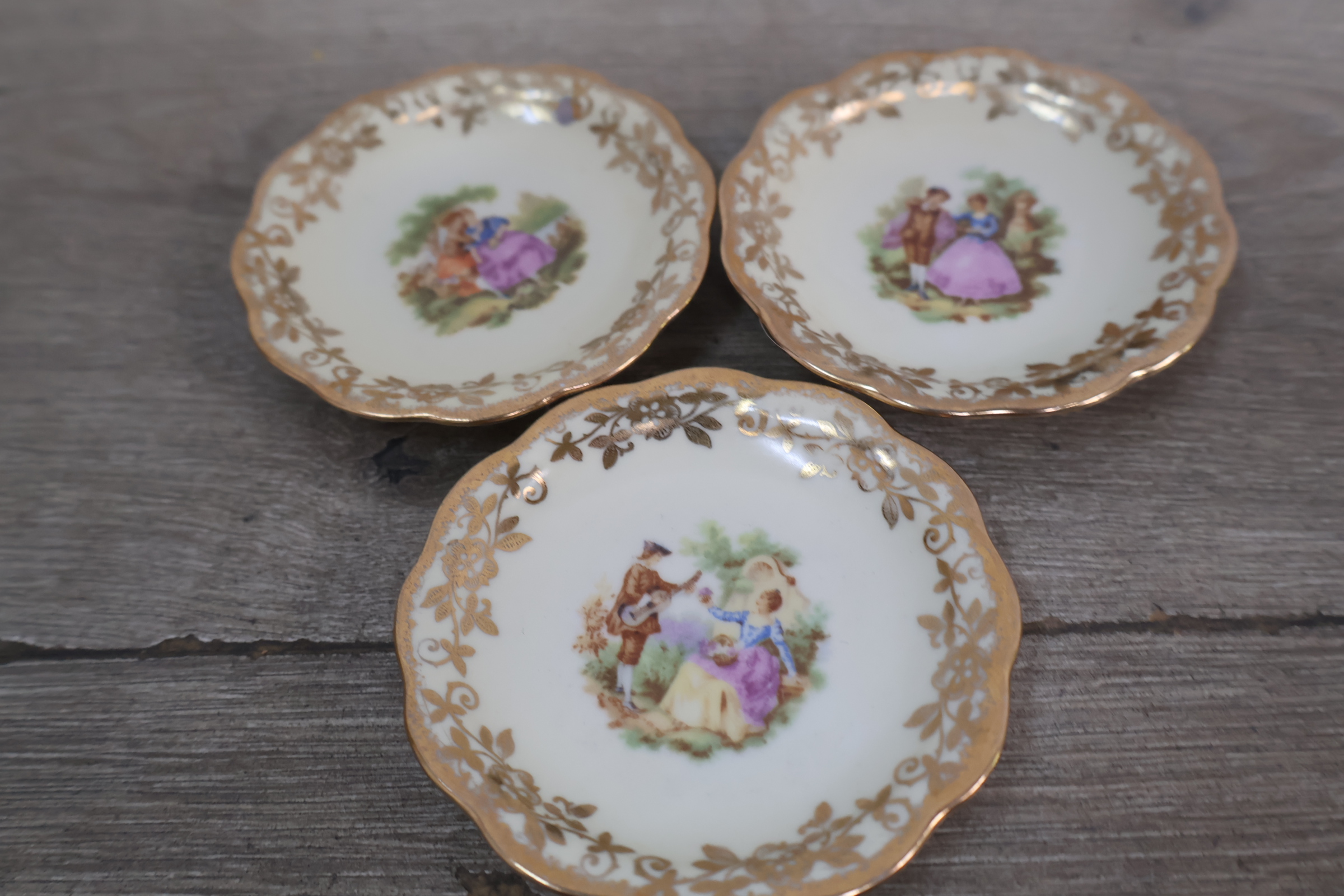 Porseleinen bordenset met bloemmotief en gouden rand – foto 12 – kavel bij GSD Auctions, Zoeterwoude