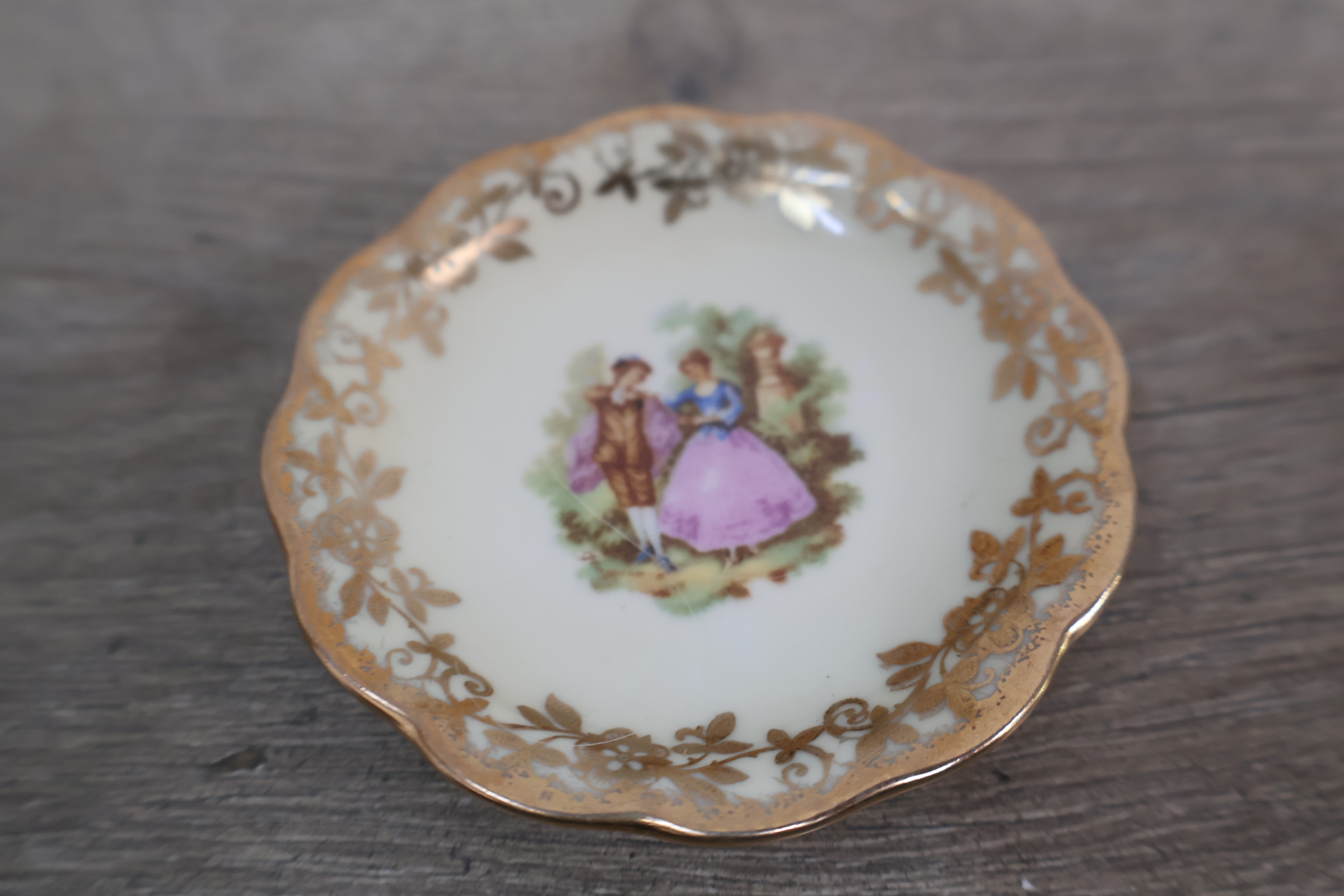 Porseleinen bordenset met bloemmotief en gouden rand – foto 13 – kavel bij GSD Auctions, Zoeterwoude