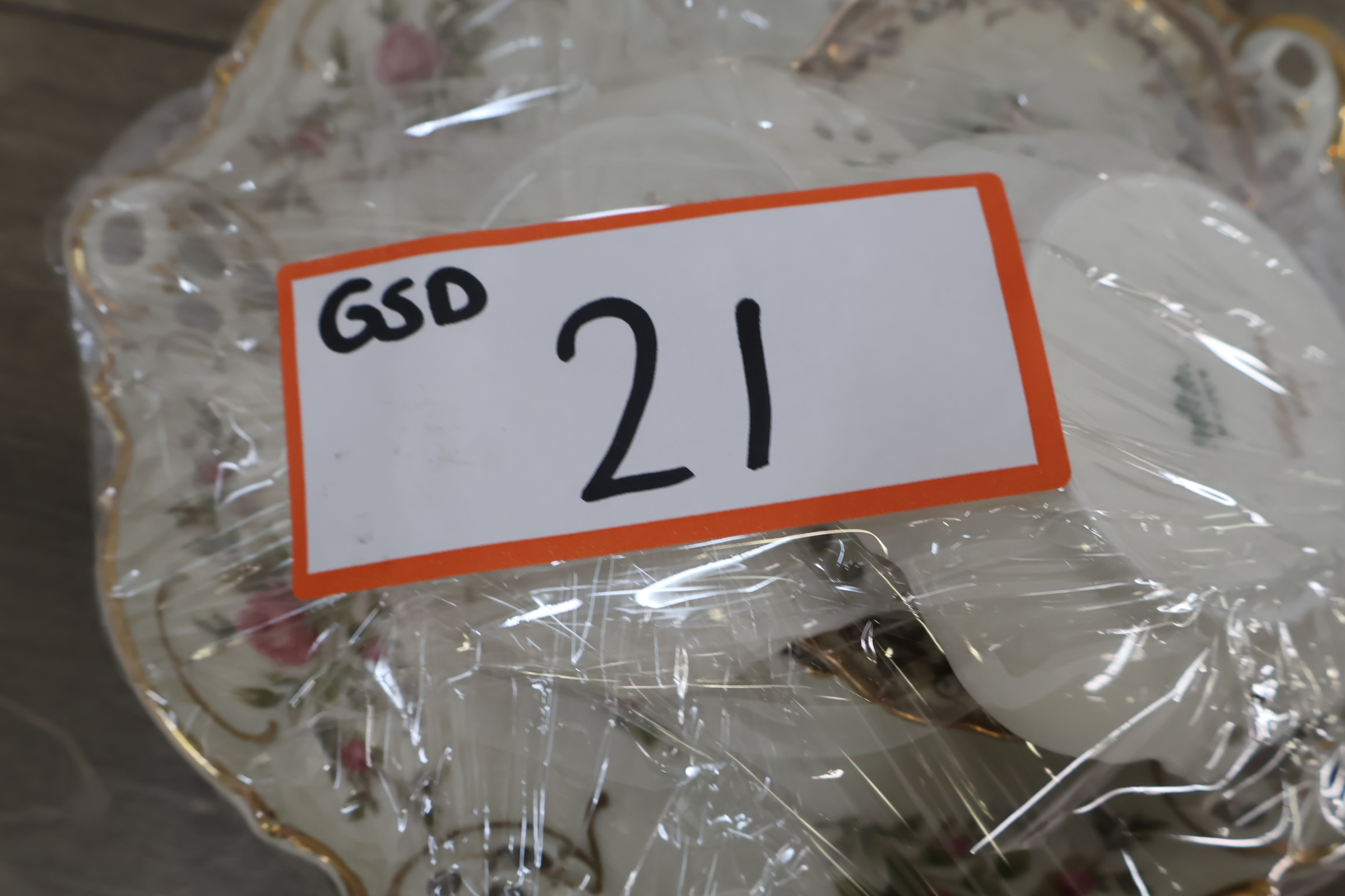 Porseleinen bordenset met bloemmotief en gouden rand – foto 17 – kavel bij GSD Auctions, Zoeterwoude
