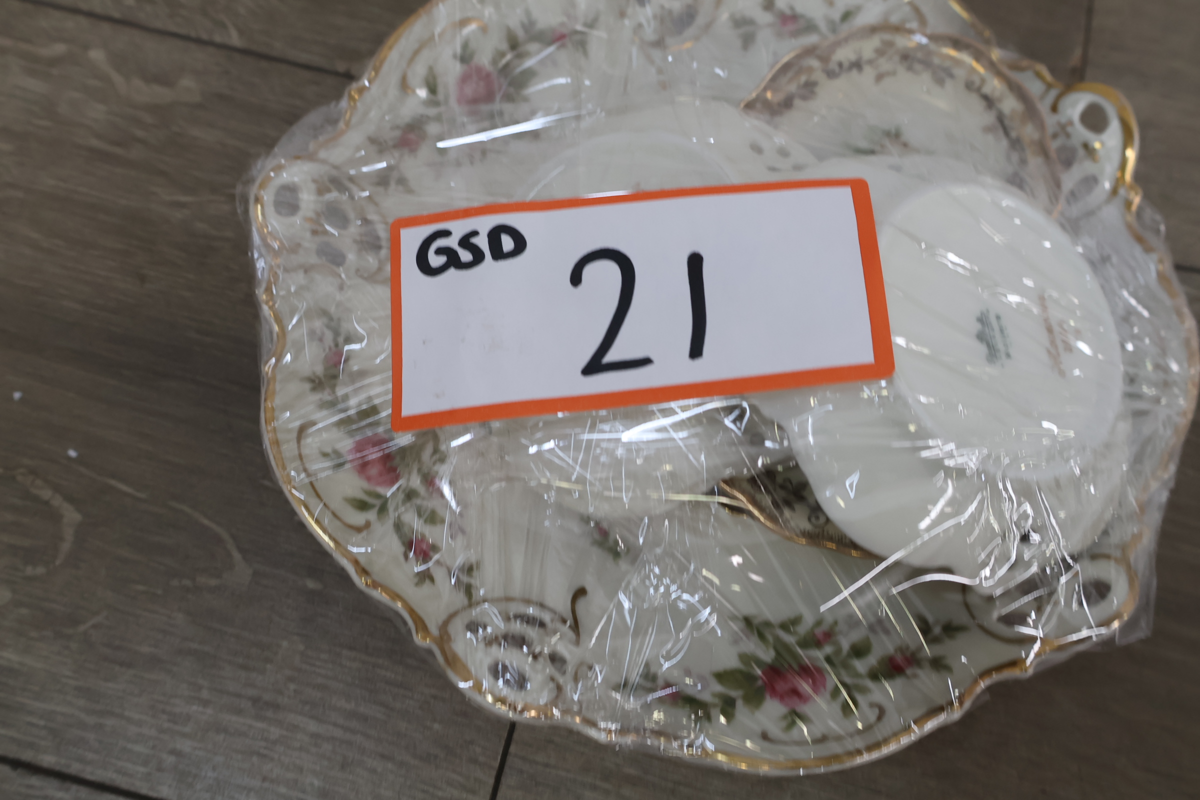 Porseleinen bordenset met bloemmotief en gouden rand – foto 18 – kavel bij GSD Auctions, Zoeterwoude