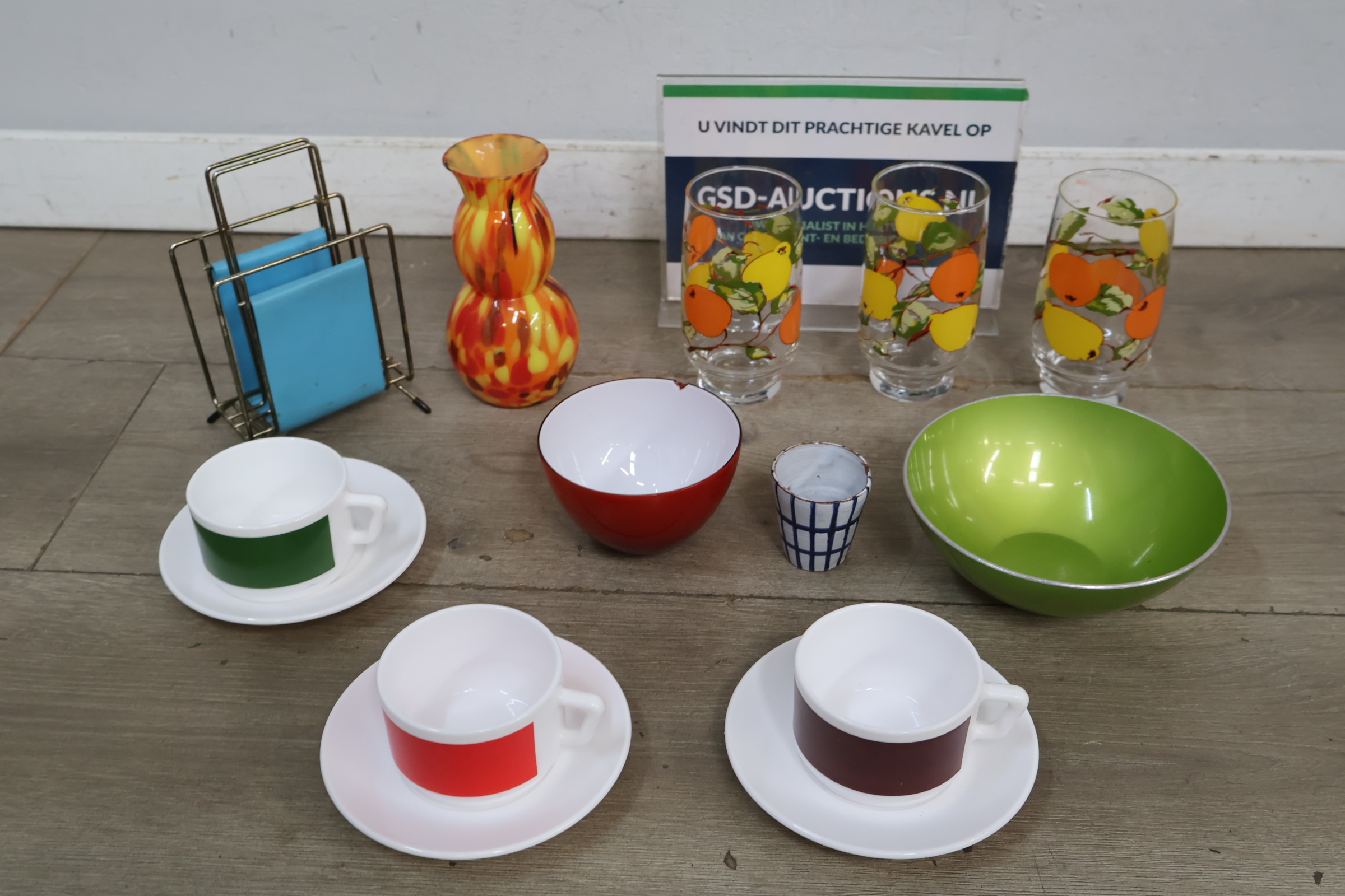 Diverse kleurrijk servies- en glaswerk set met vaas en servethouder – foto 2 – kavel bij GSD Auctions, Zoeterwoude