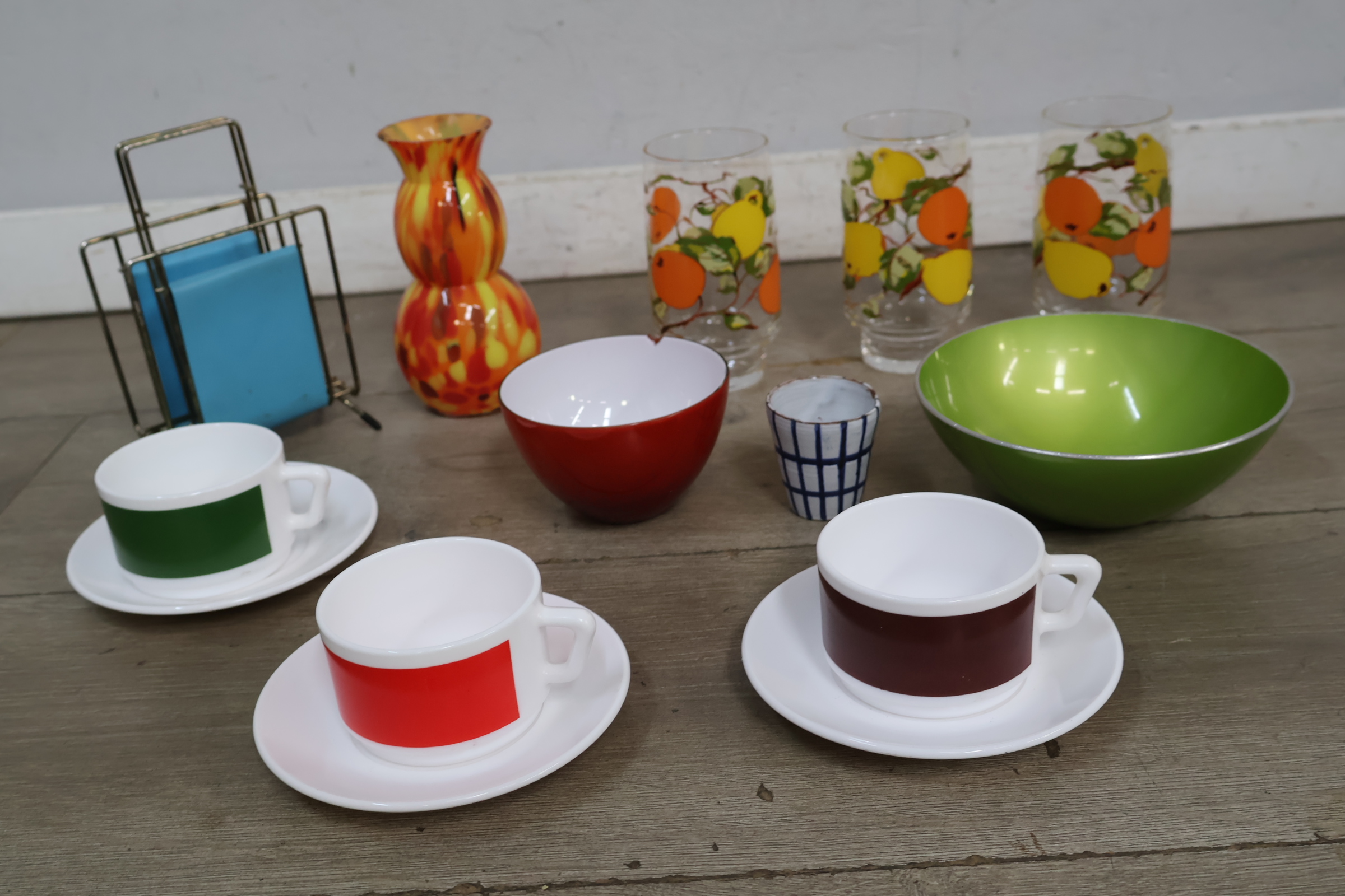 Diverse kleurrijk servies- en glaswerk set met vaas en servethouder – foto 3 – kavel bij GSD Auctions, Zoeterwoude