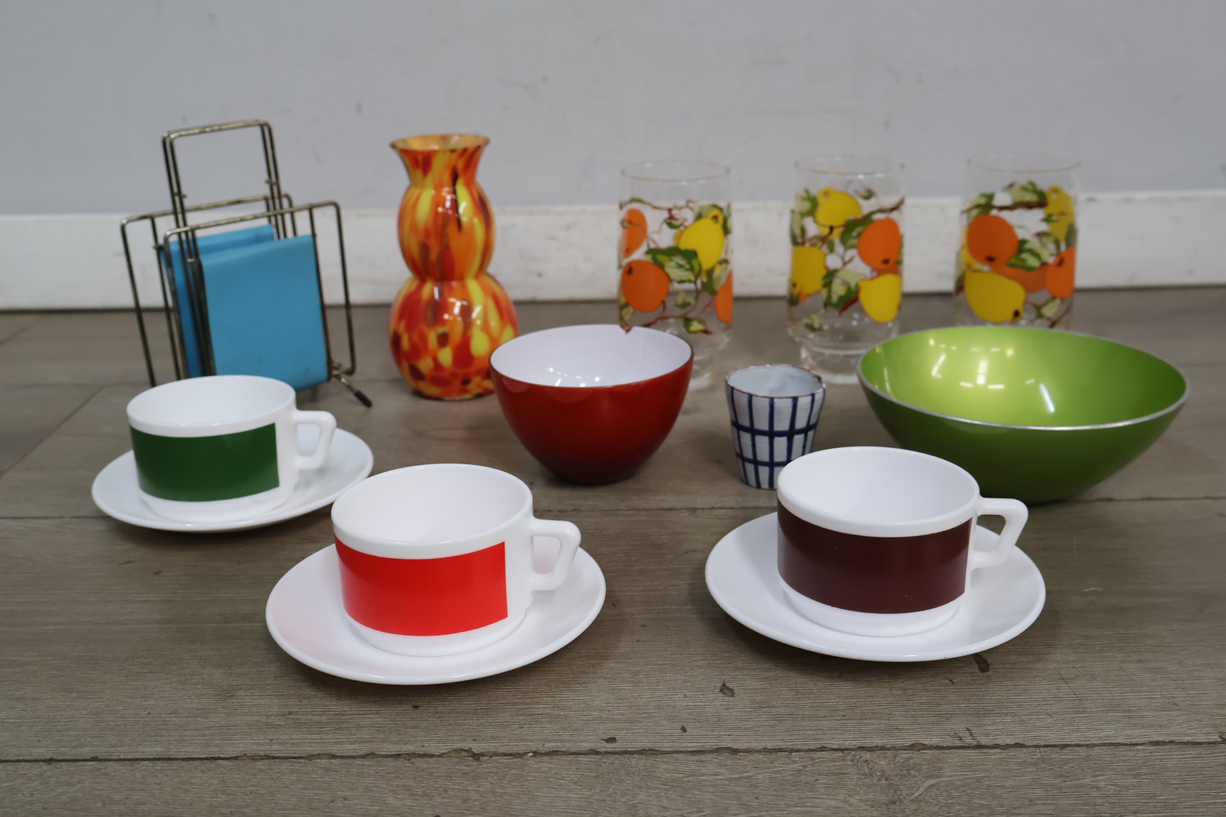 Diverse kleurrijk servies- en glaswerk set met vaas en servethouder – foto 4 – kavel bij GSD Auctions, Zoeterwoude