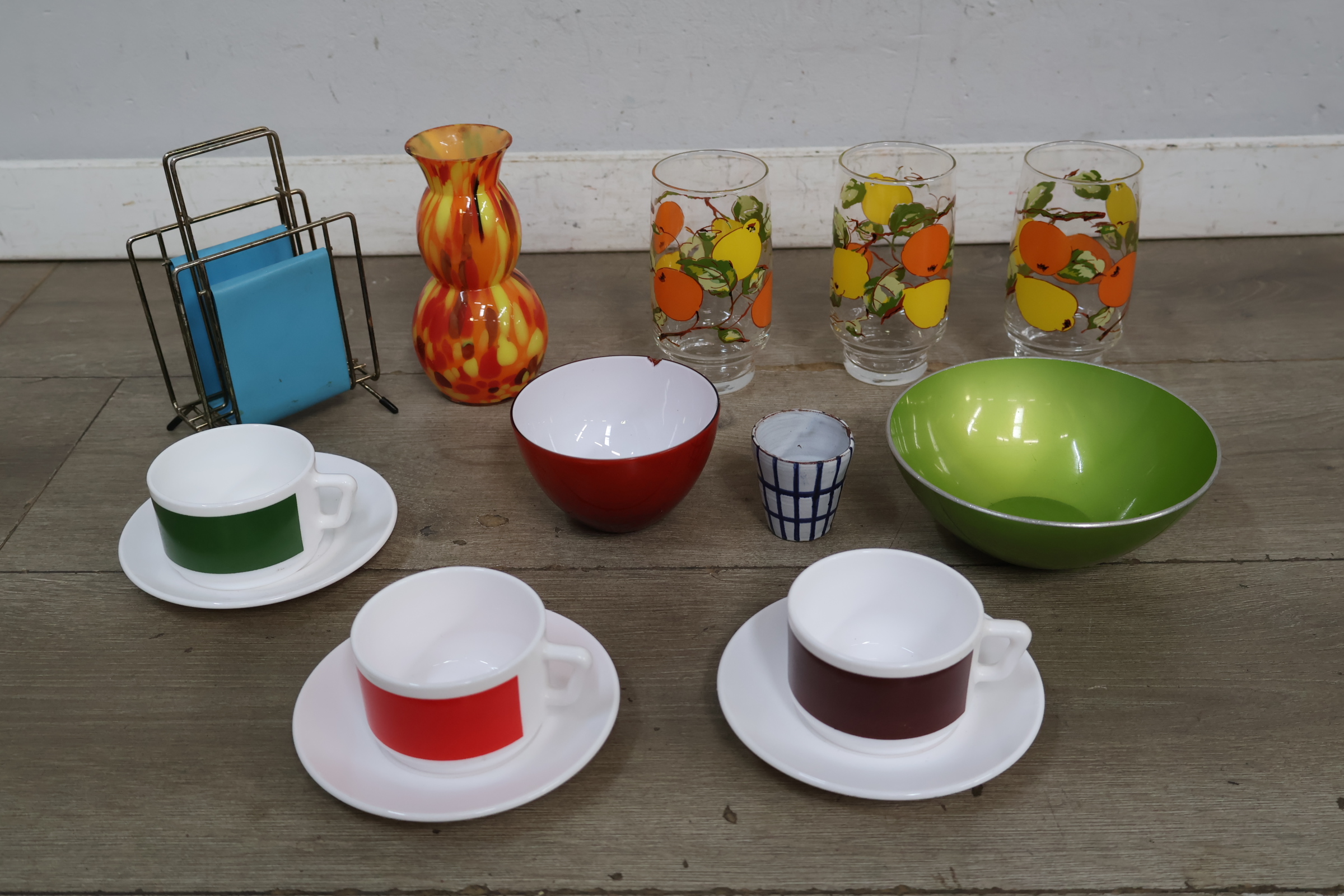 Diverse kleurrijk servies- en glaswerk set met vaas en servethouder – foto 5 – kavel bij GSD Auctions, Zoeterwoude