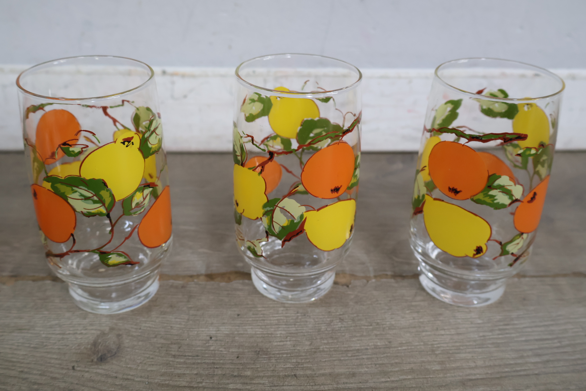 Diverse kleurrijk servies- en glaswerk set met vaas en servethouder – foto 6 – kavel bij GSD Auctions, Zoeterwoude