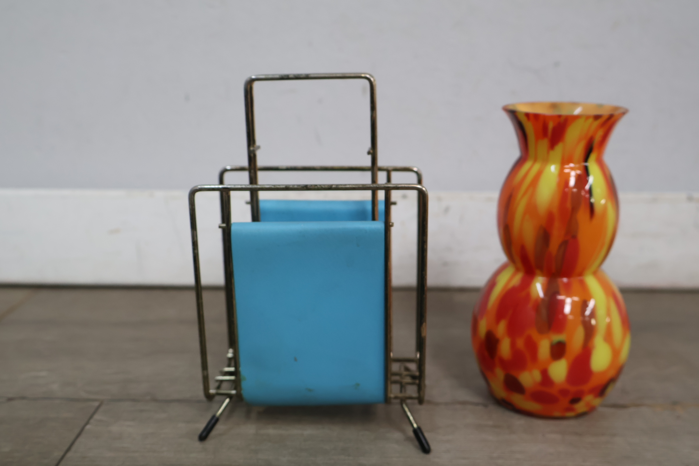 Diverse kleurrijk servies- en glaswerk set met vaas en servethouder – foto 7 – kavel bij GSD Auctions, Zoeterwoude