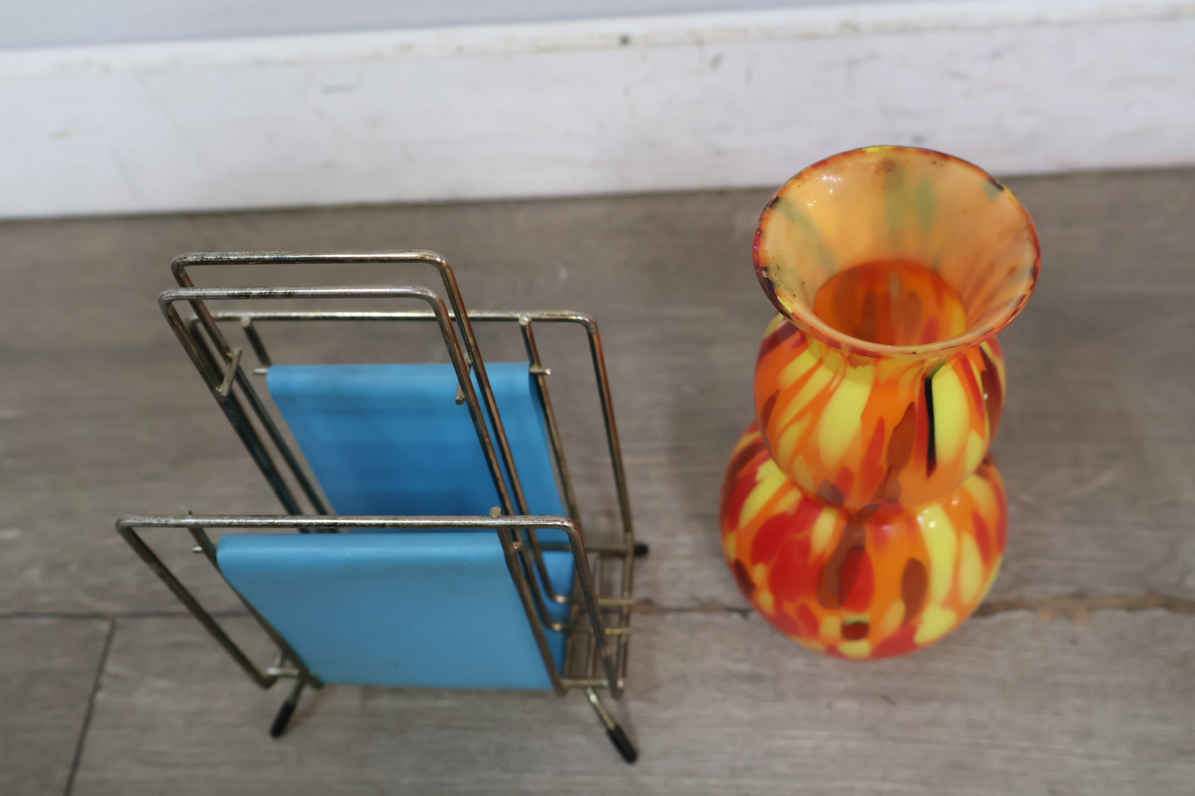 Diverse kleurrijk servies- en glaswerk set met vaas en servethouder – foto 8 – kavel bij GSD Auctions, Zoeterwoude
