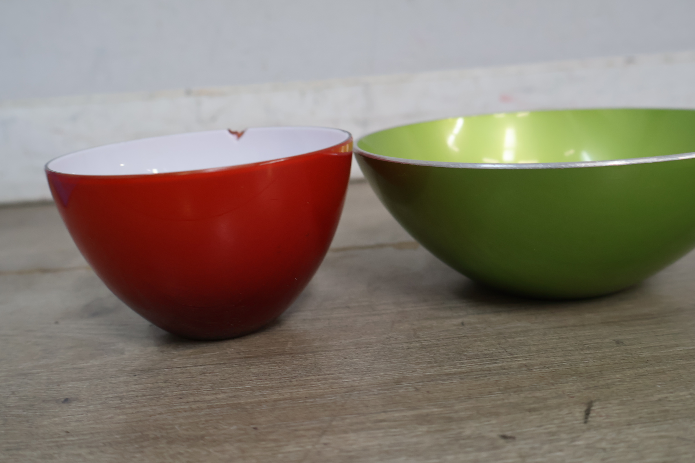 Diverse kleurrijk servies- en glaswerk set met vaas en servethouder – foto 9 – kavel bij GSD Auctions, Zoeterwoude
