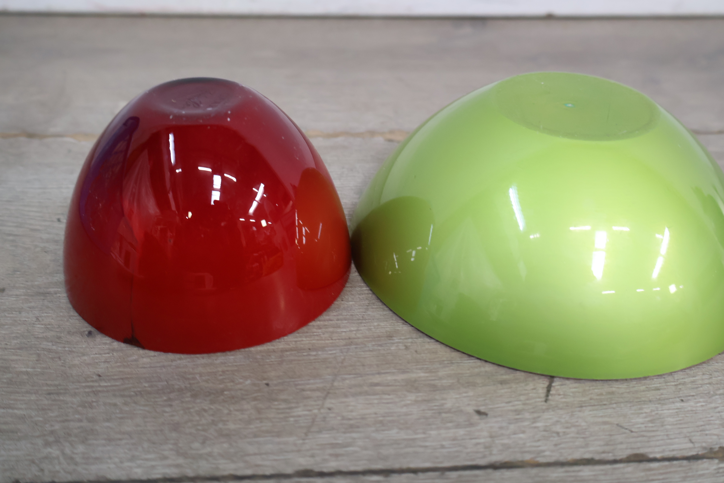 Diverse kleurrijk servies- en glaswerk set met vaas en servethouder – foto 10 – kavel bij GSD Auctions, Zoeterwoude