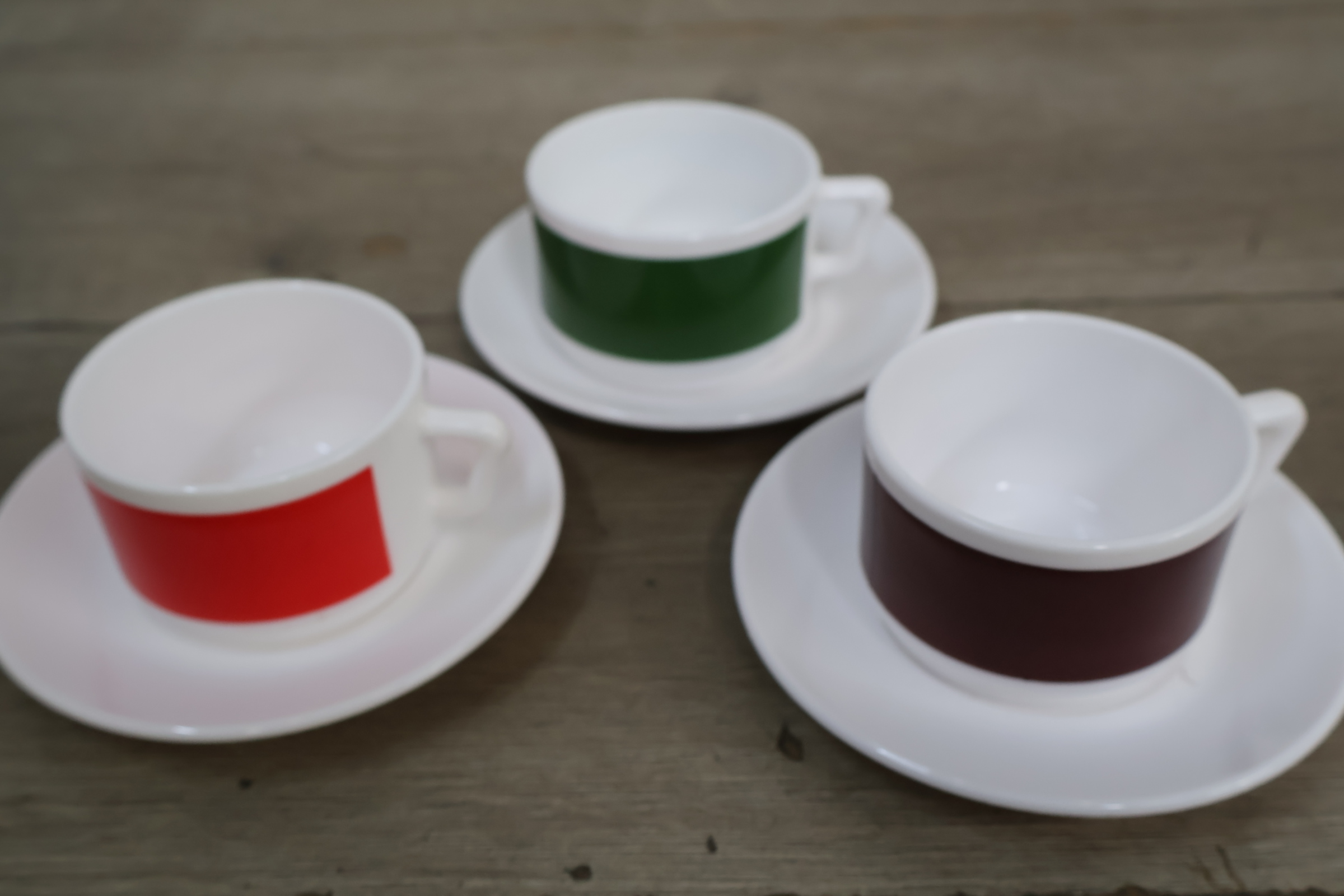 Diverse kleurrijk servies- en glaswerk set met vaas en servethouder – foto 13 – kavel bij GSD Auctions, Zoeterwoude