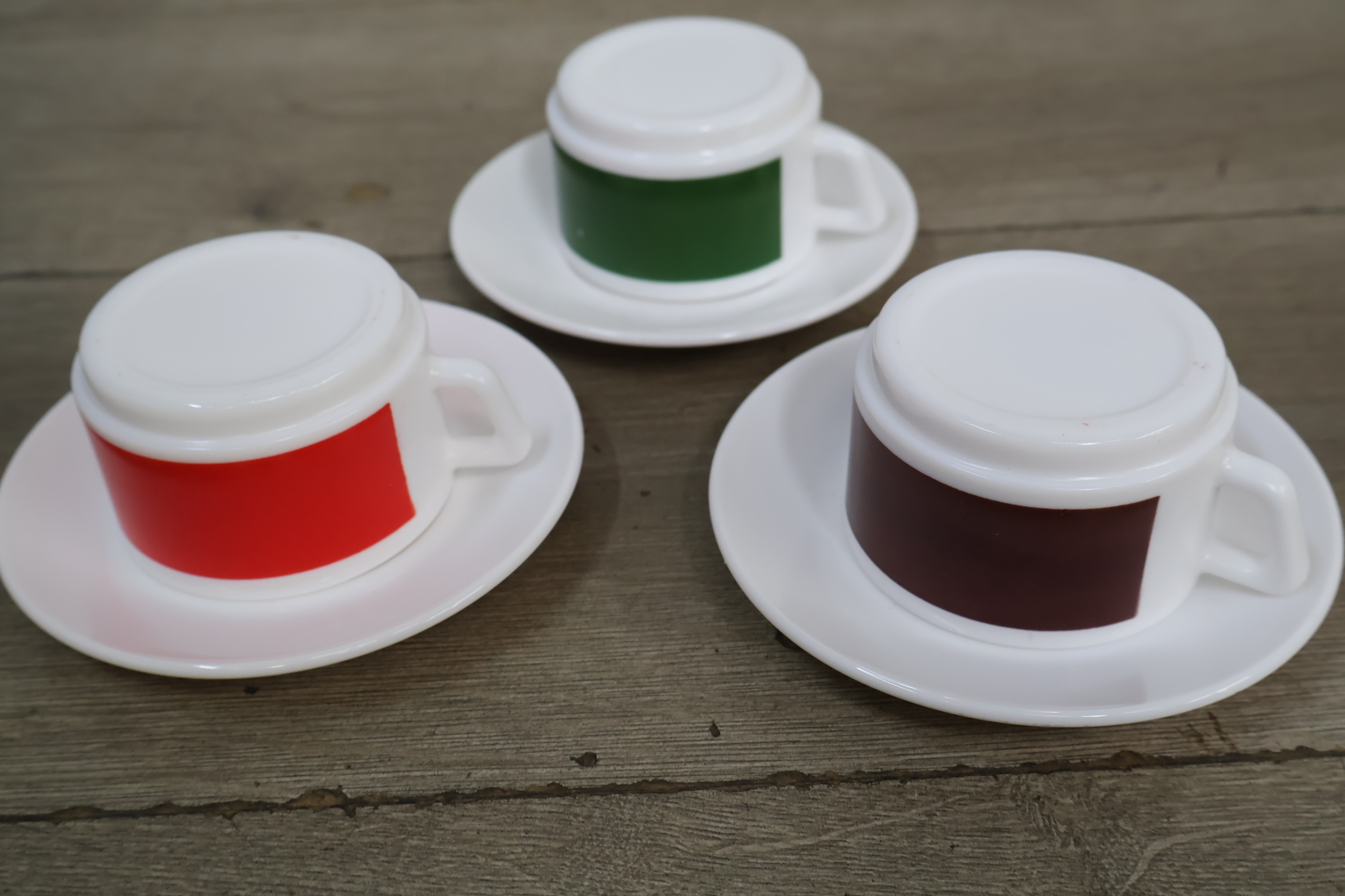 Diverse kleurrijk servies- en glaswerk set met vaas en servethouder – foto 14 – kavel bij GSD Auctions, Zoeterwoude