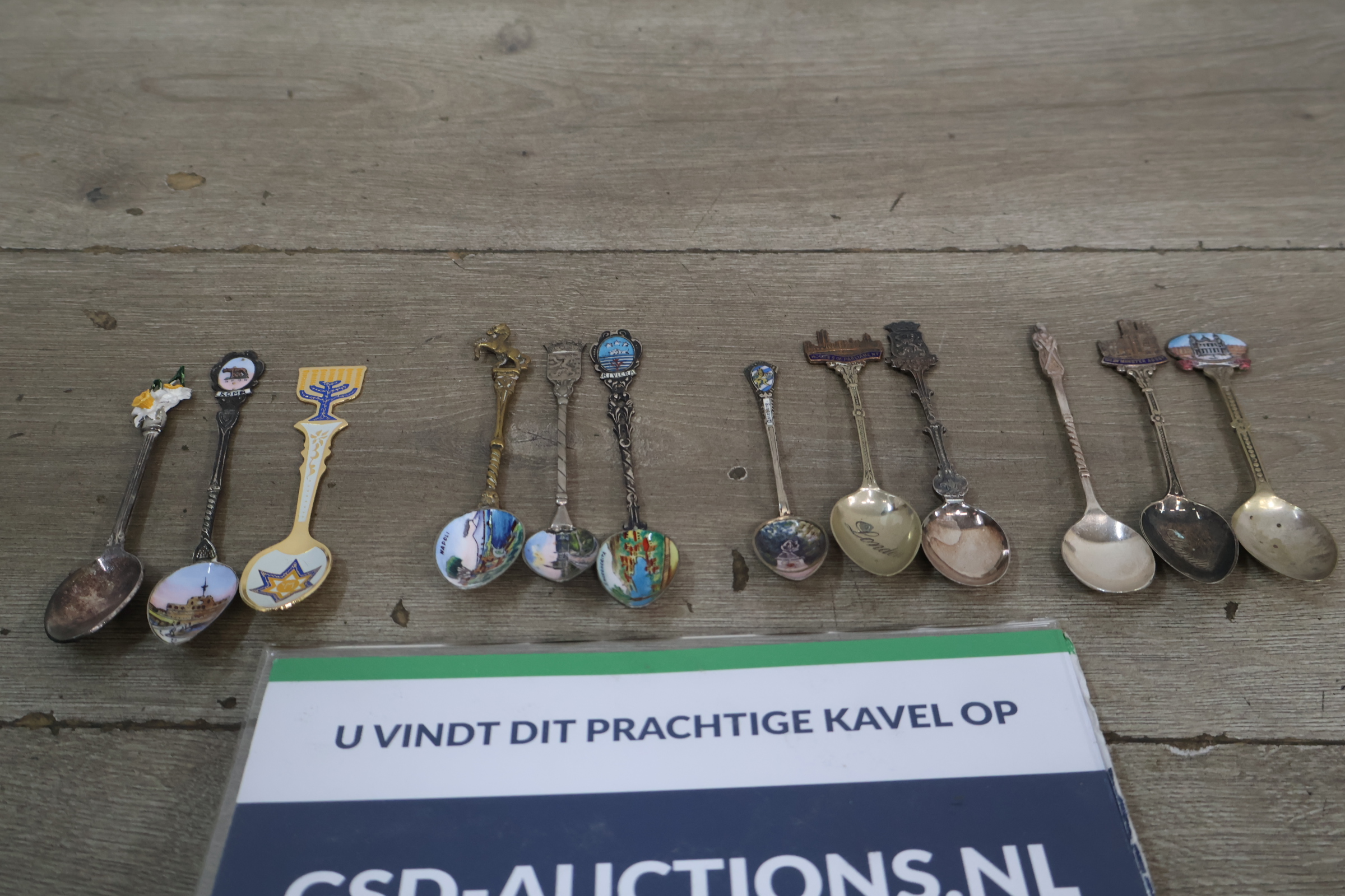 Verzamelset van 12 verzilverde en geëmailleerde lepels – foto 2 – kavel bij GSD Auctions, Zoeterwoude
