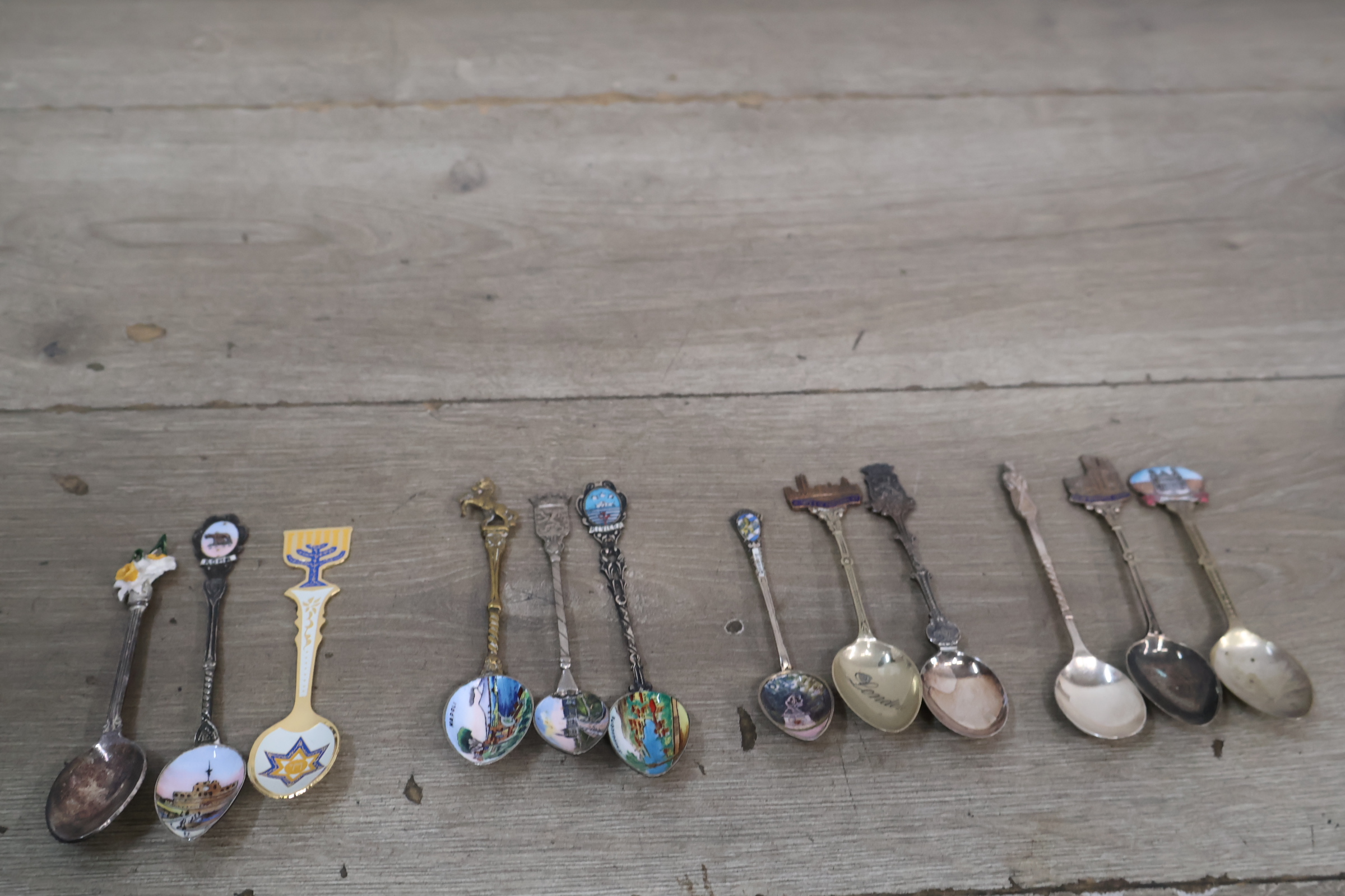 Verzamelset van 12 verzilverde en geëmailleerde lepels – foto 3 – kavel bij GSD Auctions, Zoeterwoude