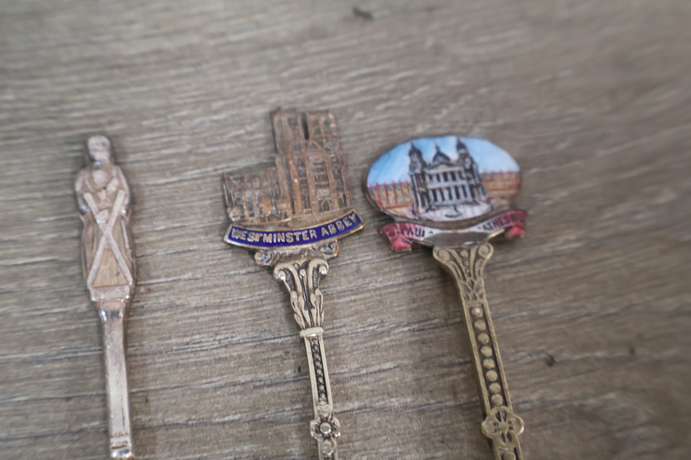 Verzamelset van 12 verzilverde en geëmailleerde lepels – foto 4 – kavel bij GSD Auctions, Zoeterwoude