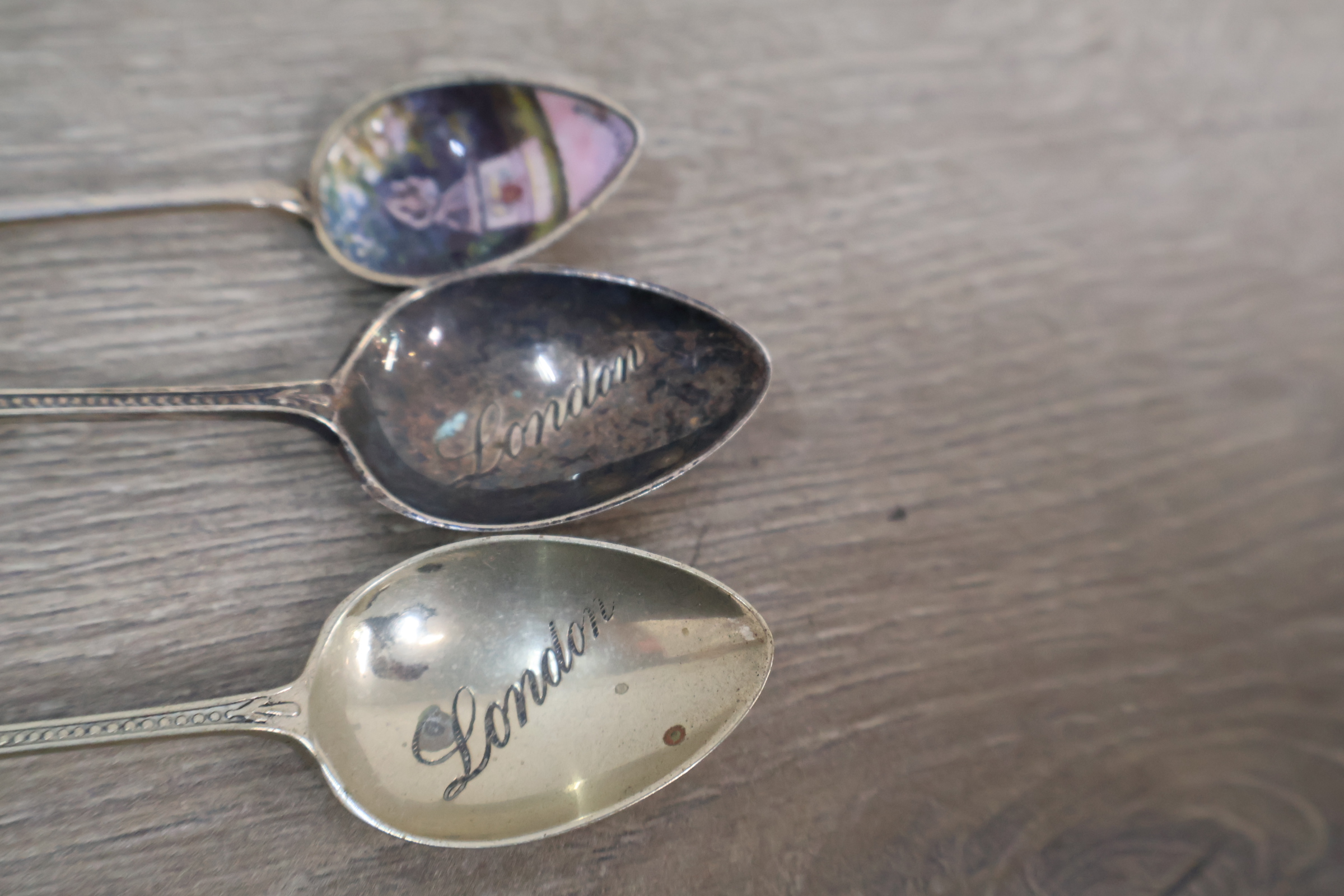 Verzamelset van 12 verzilverde en geëmailleerde lepels – foto 6 – kavel bij GSD Auctions, Zoeterwoude