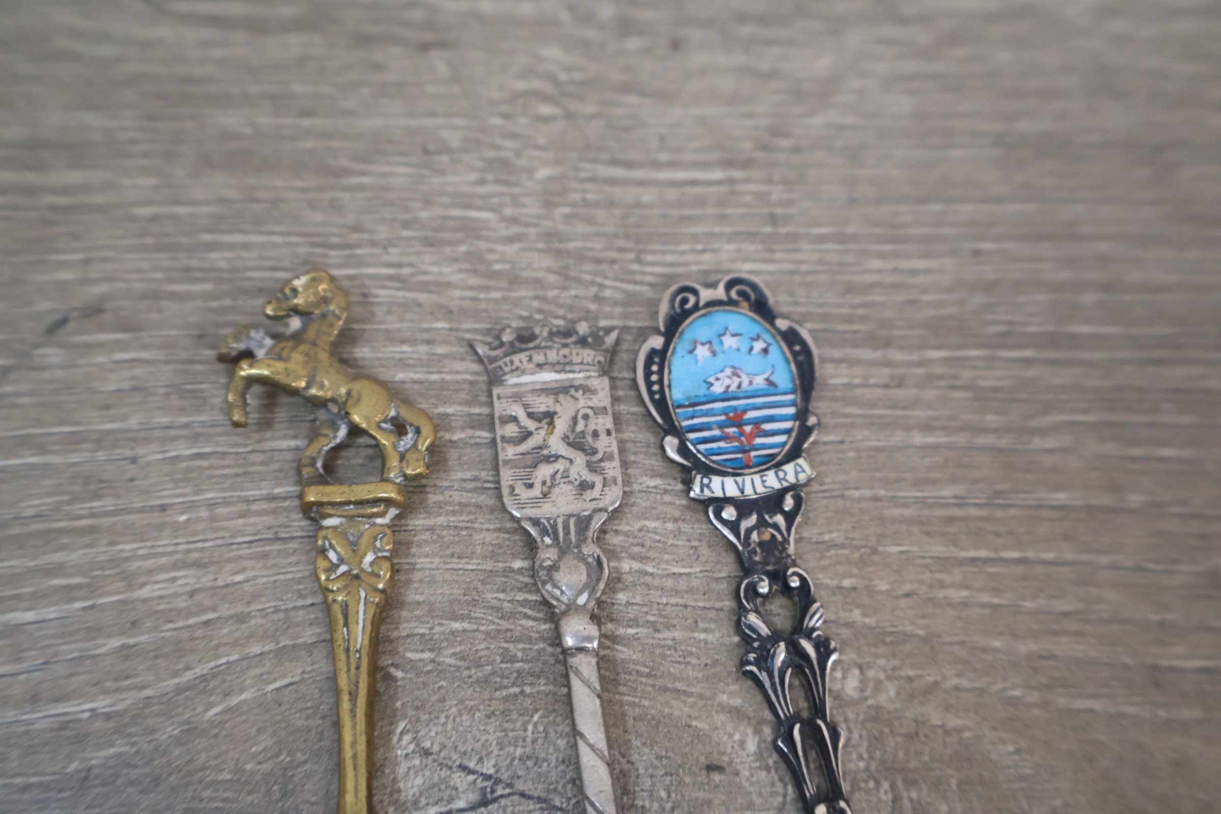 Verzamelset van 12 verzilverde en geëmailleerde lepels – foto 7 – kavel bij GSD Auctions, Zoeterwoude