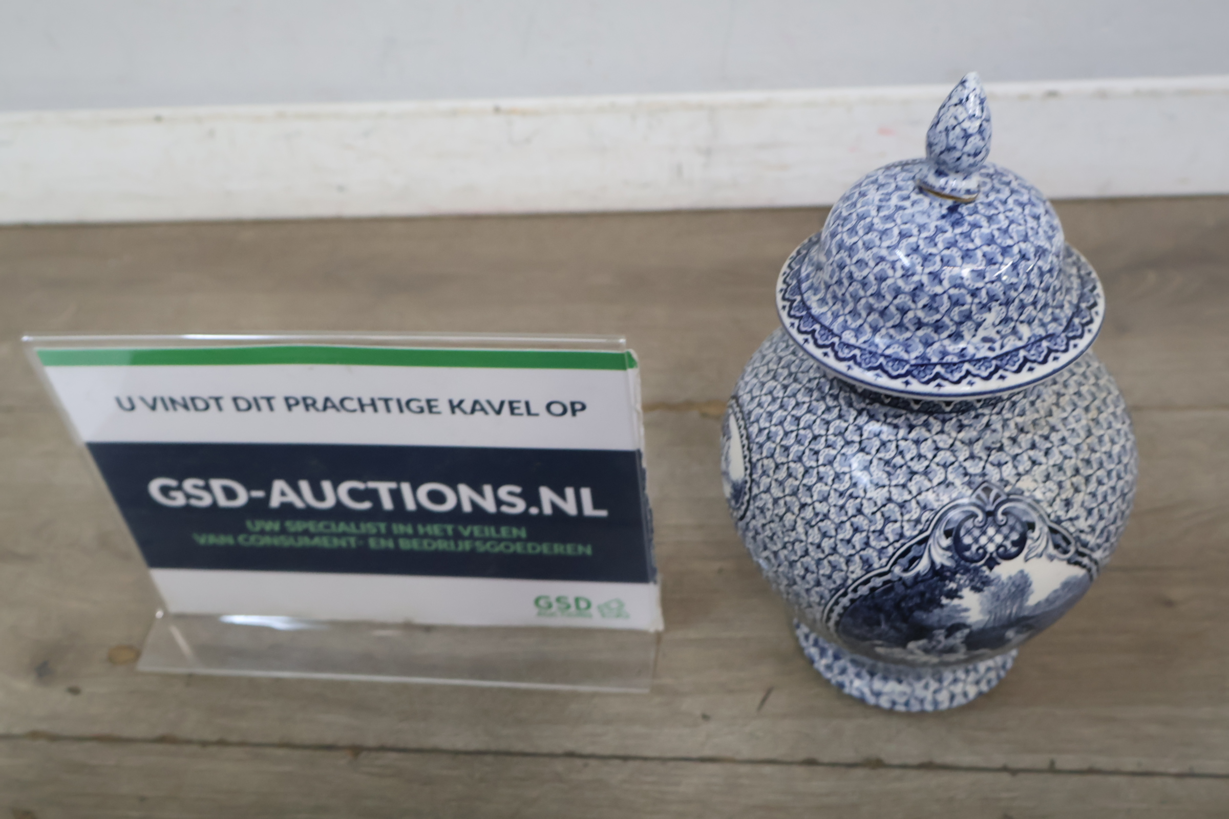 Blauw-witte dekselvaas met decoratief schilderij – foto 2 – kavel bij GSD Auctions, Zoeterwoude